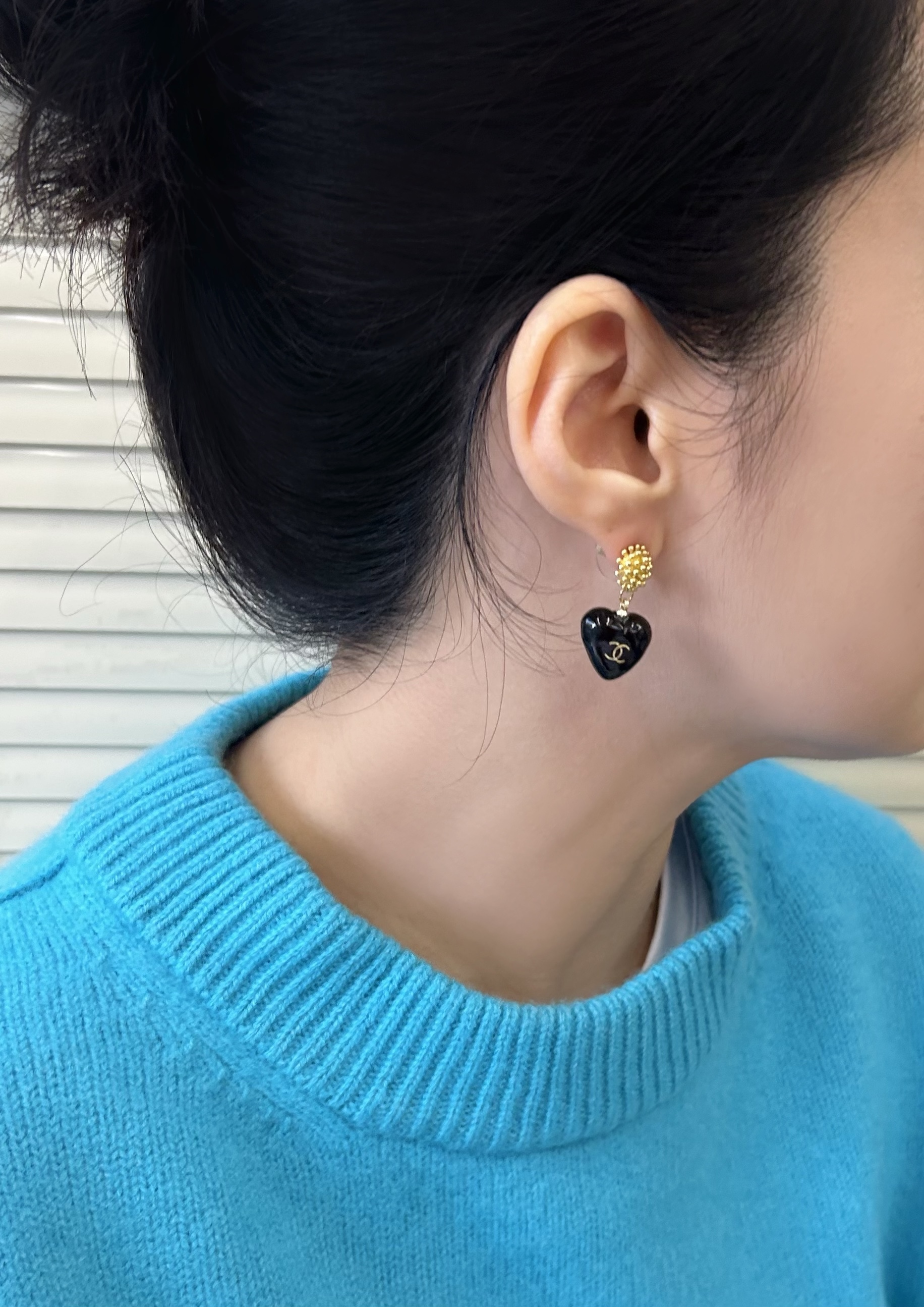 CHANEL black heart charm earring no.56