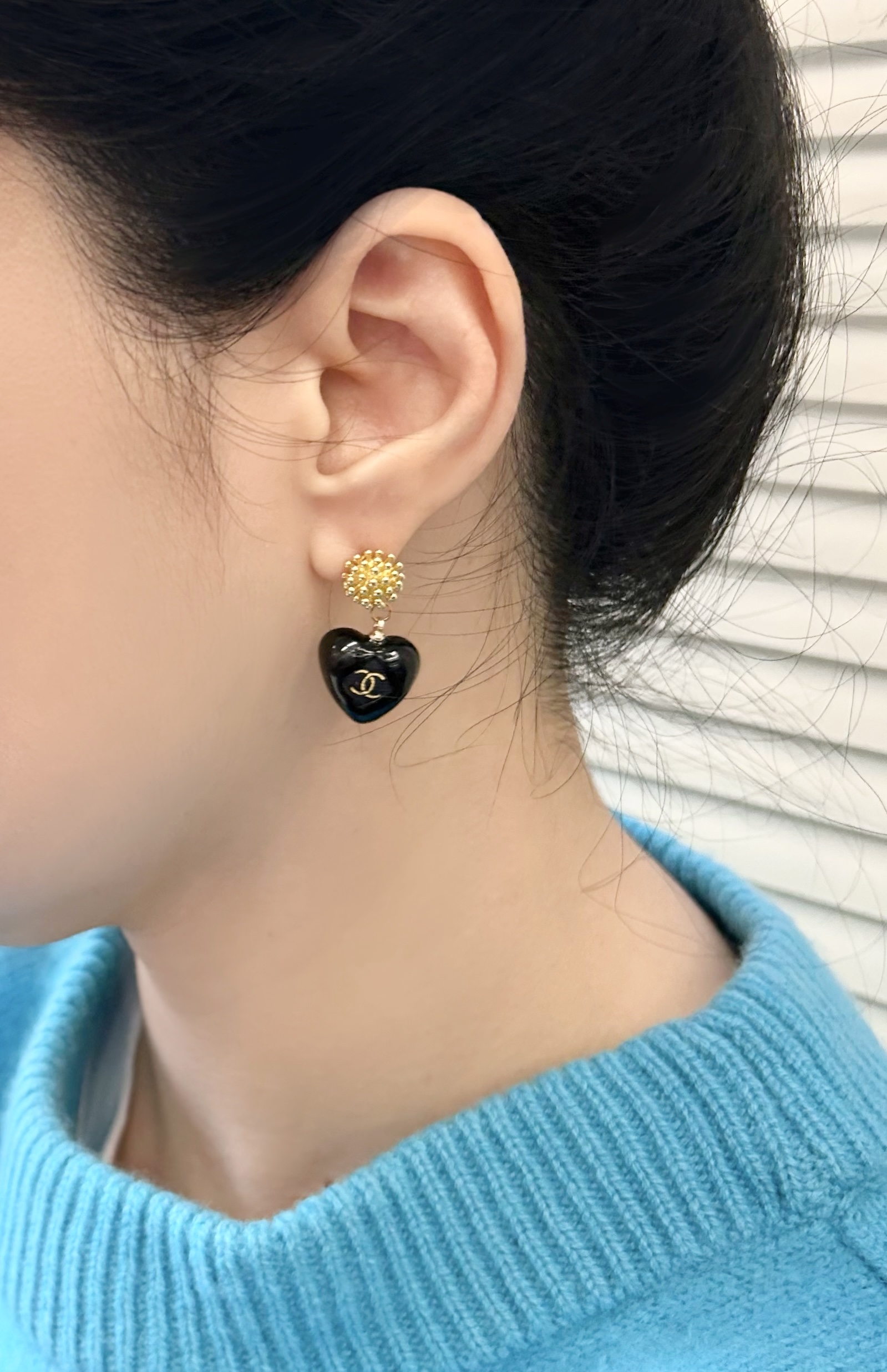 CHANEL black heart charm earring no.56