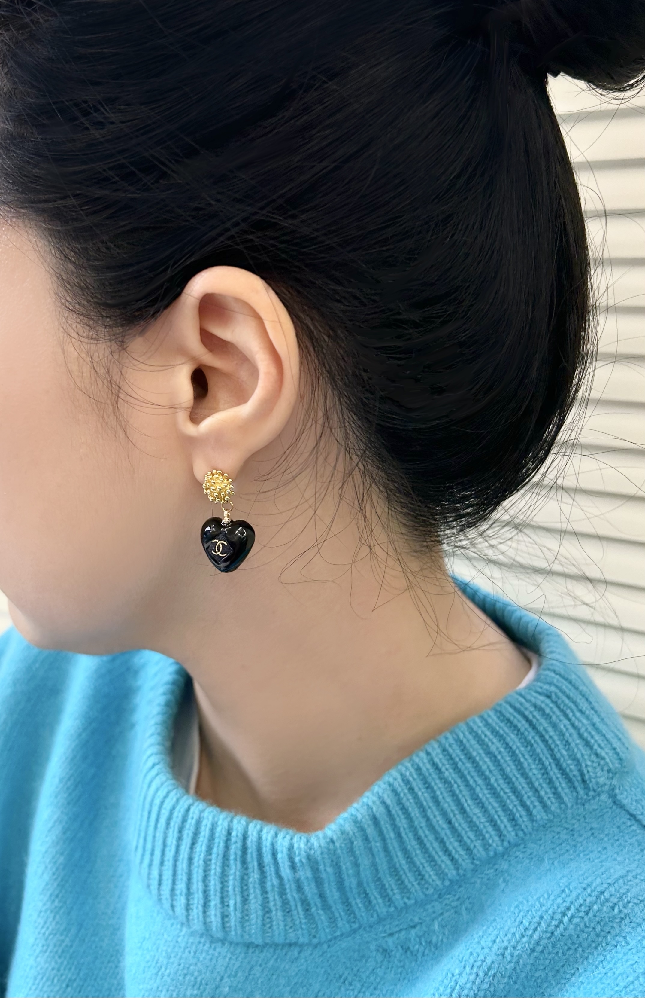 CHANEL black heart charm earring no.56