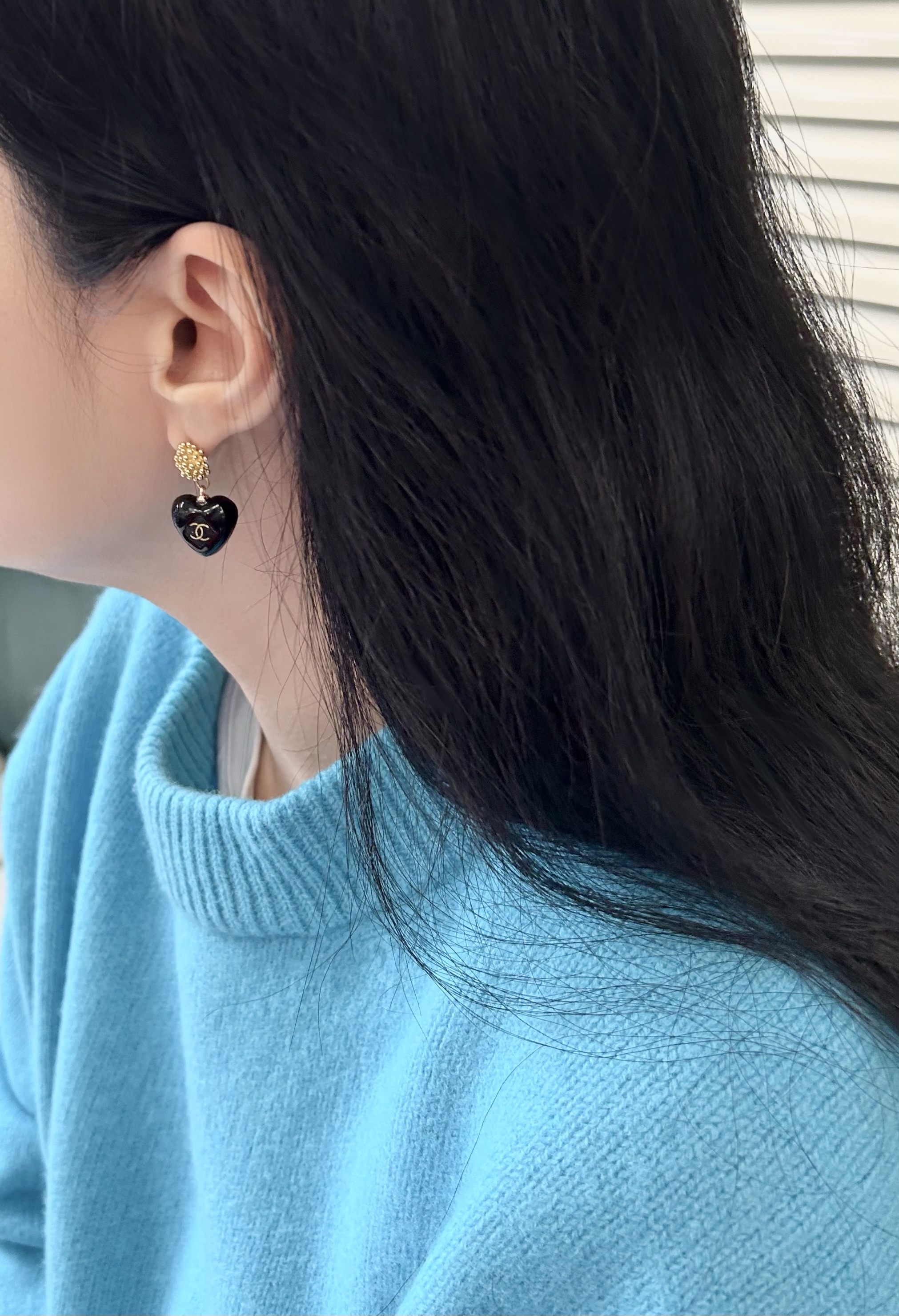 CHANEL black heart charm earring no.56