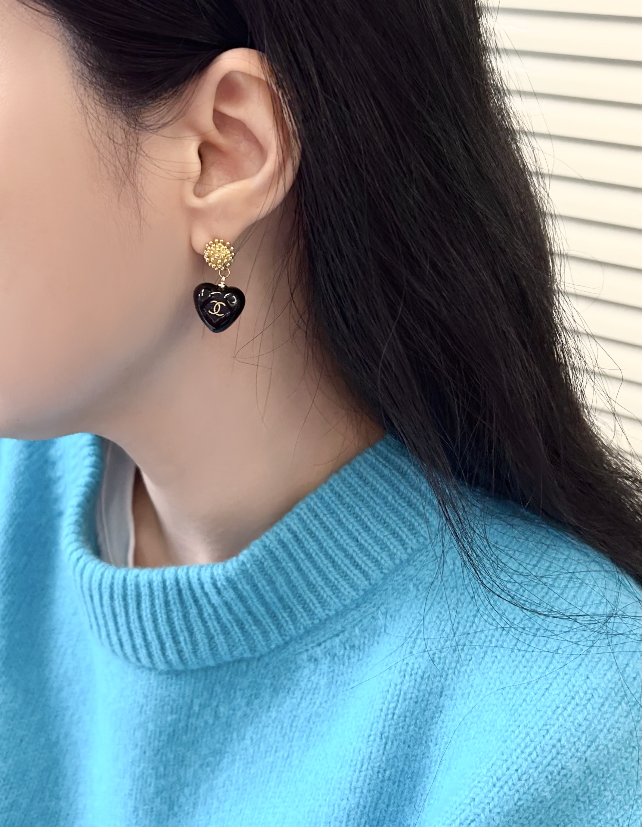 CHANEL black heart charm earring no.56