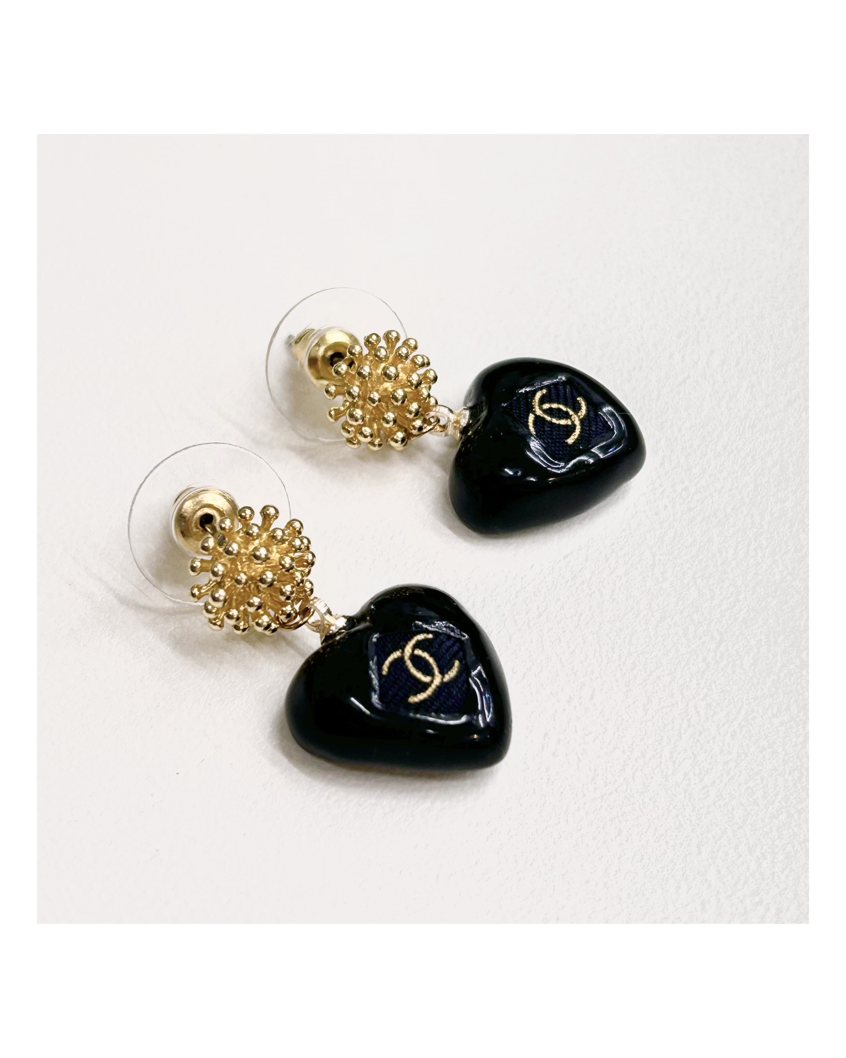 CHANEL black heart charm earring no.56