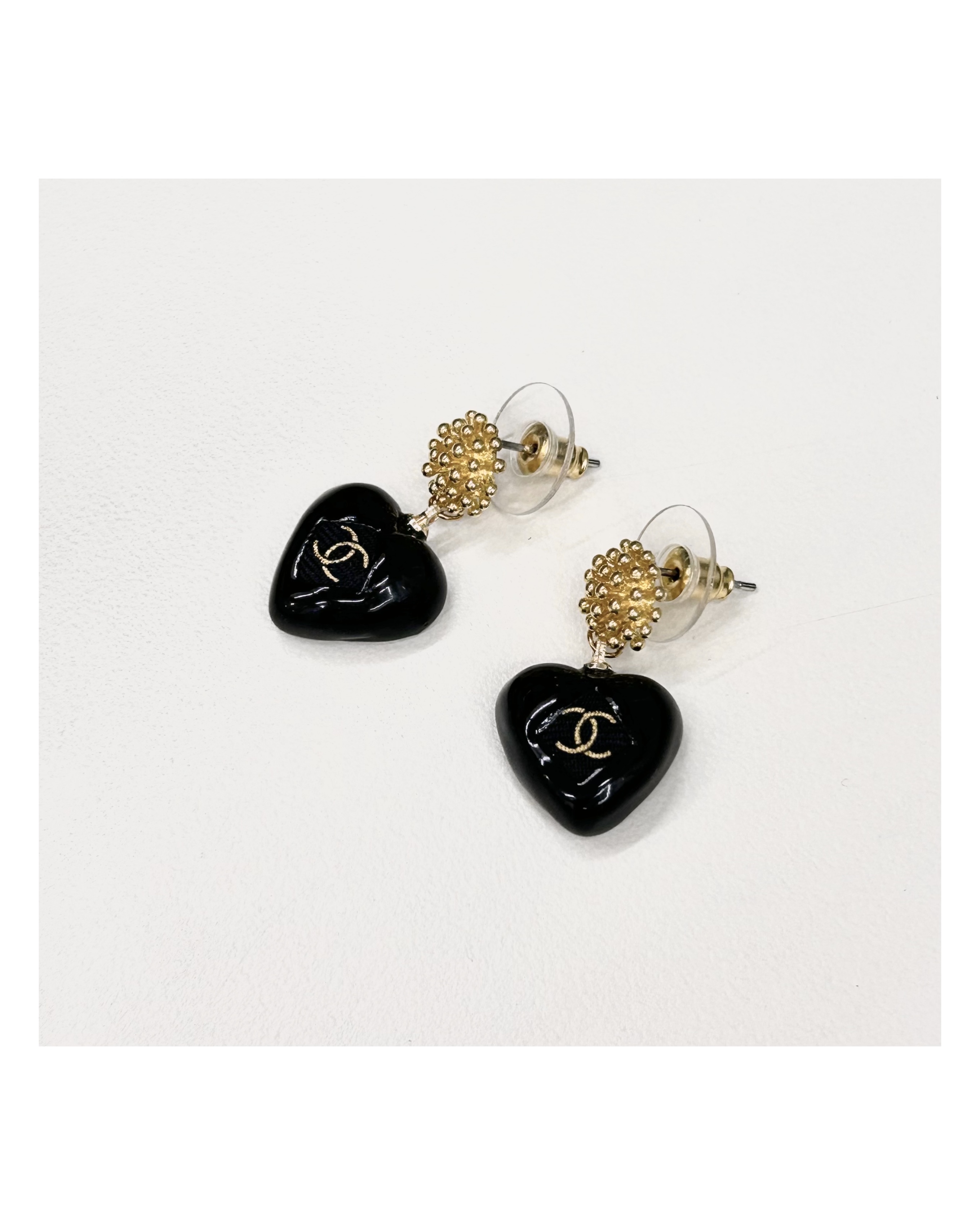 CHANEL black heart charm earring no.56