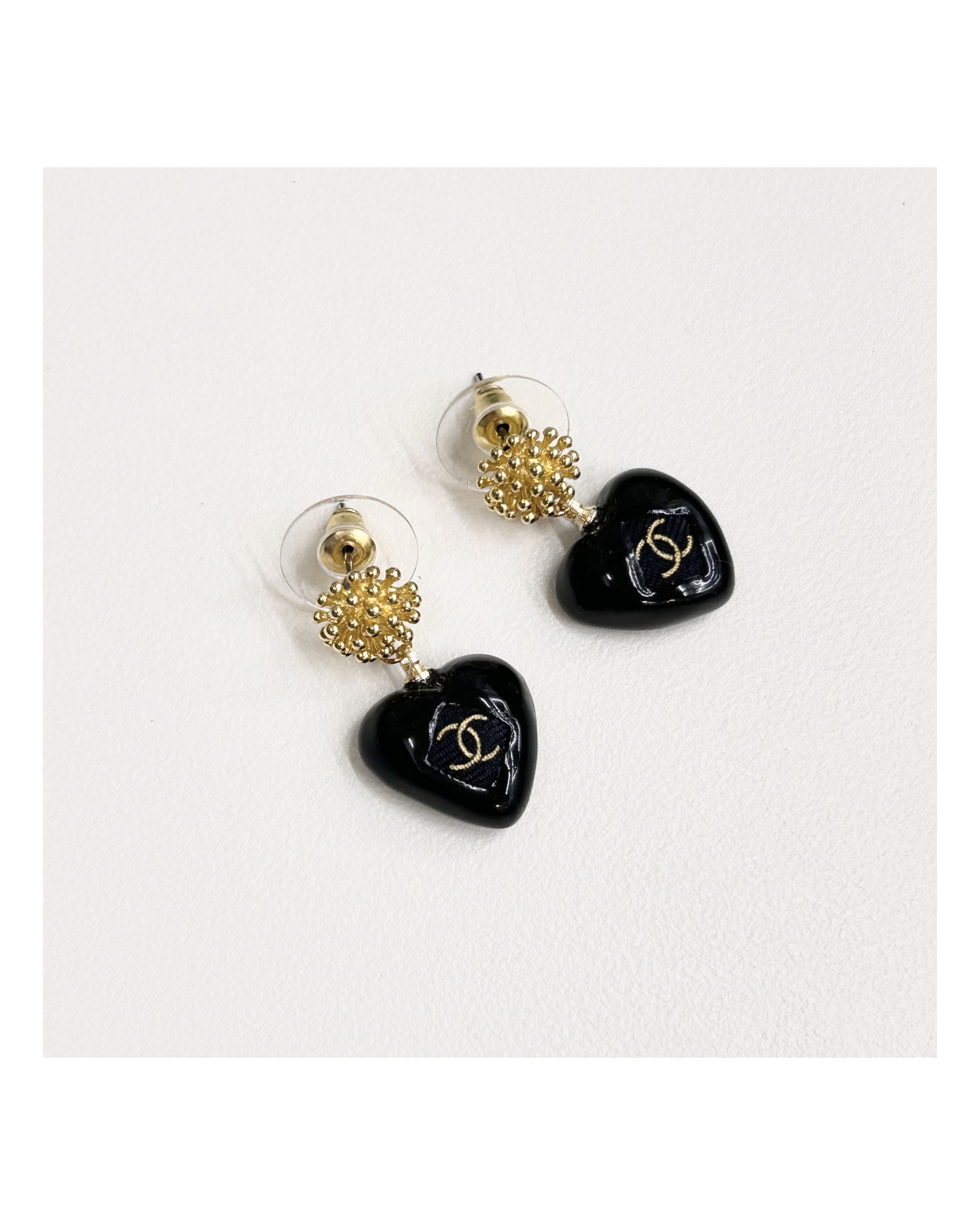 CHANEL black heart charm earring no.56