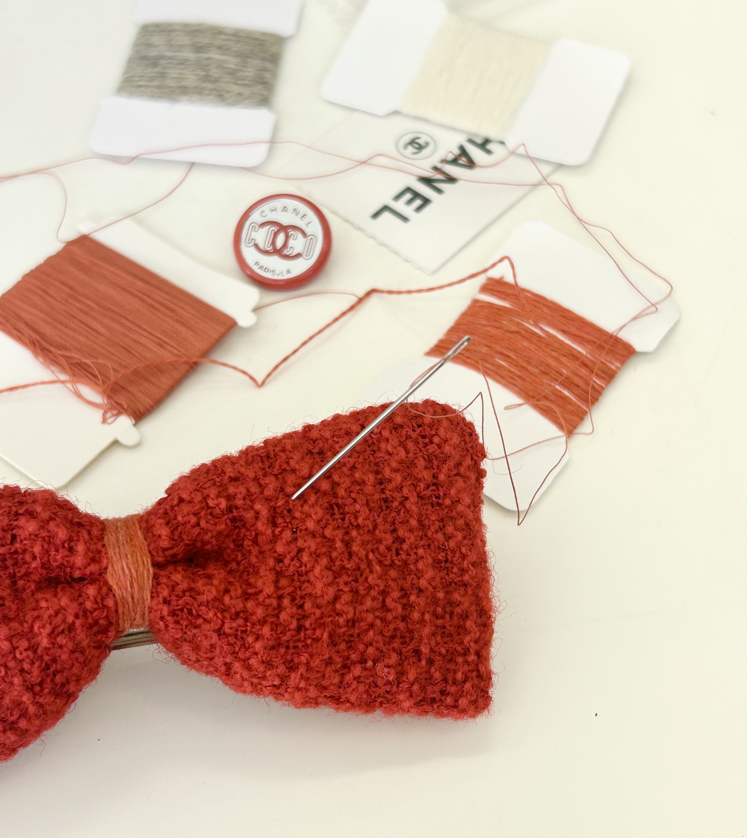 CHANEL red tweed ribbon & mirror button hair clip no.74