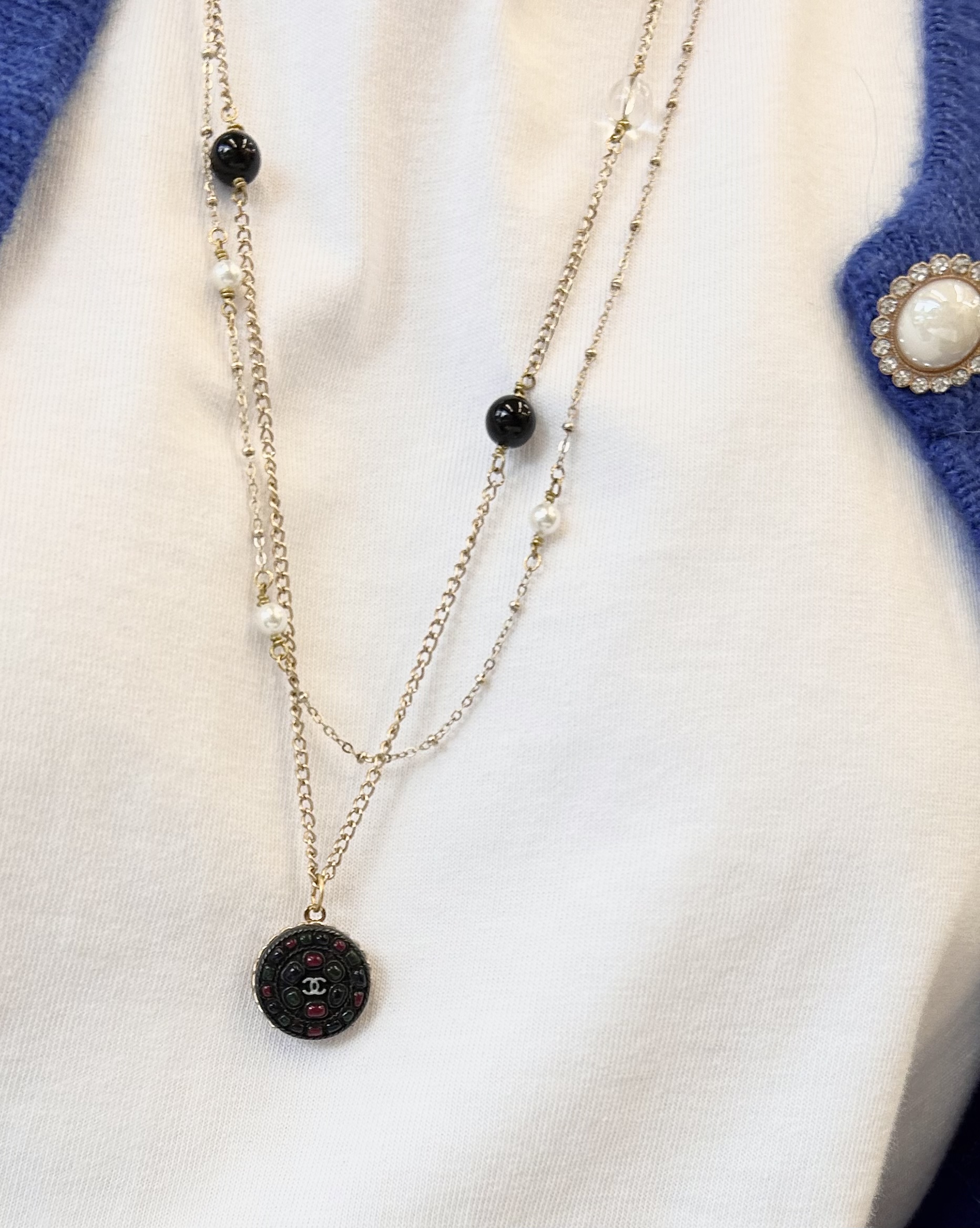 CHANEL button no.102