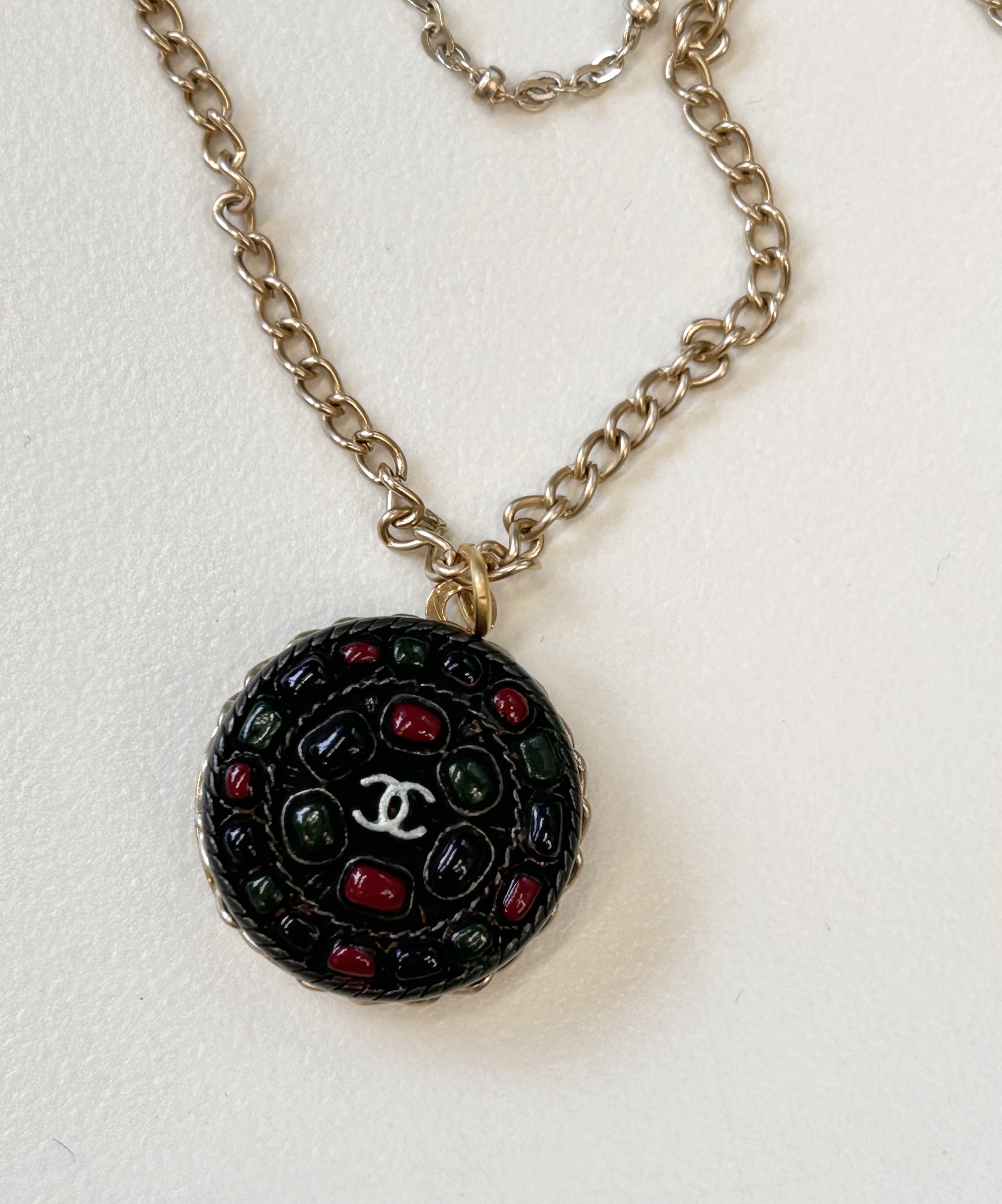 CHANEL button no.102