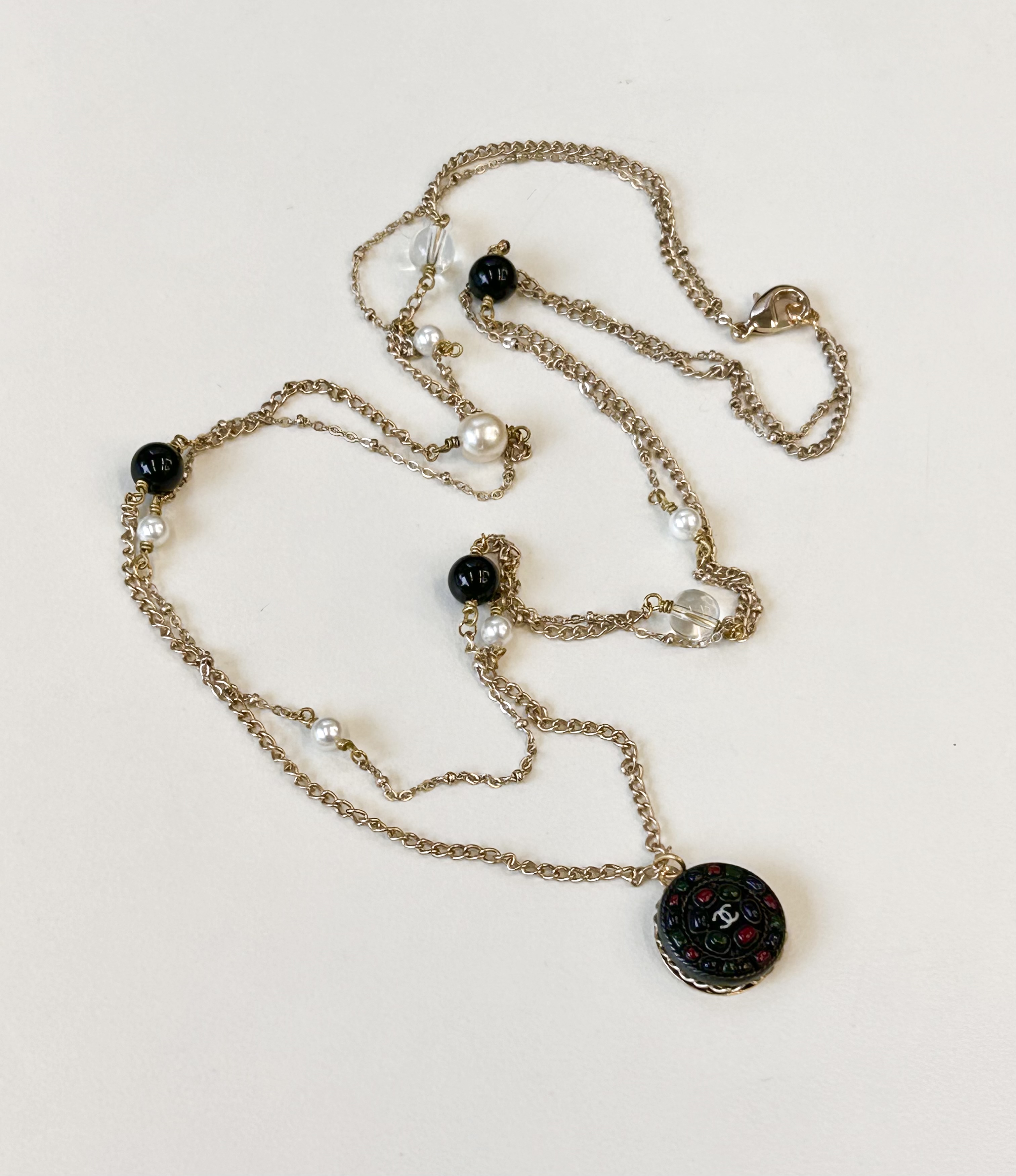 CHANEL button no.102