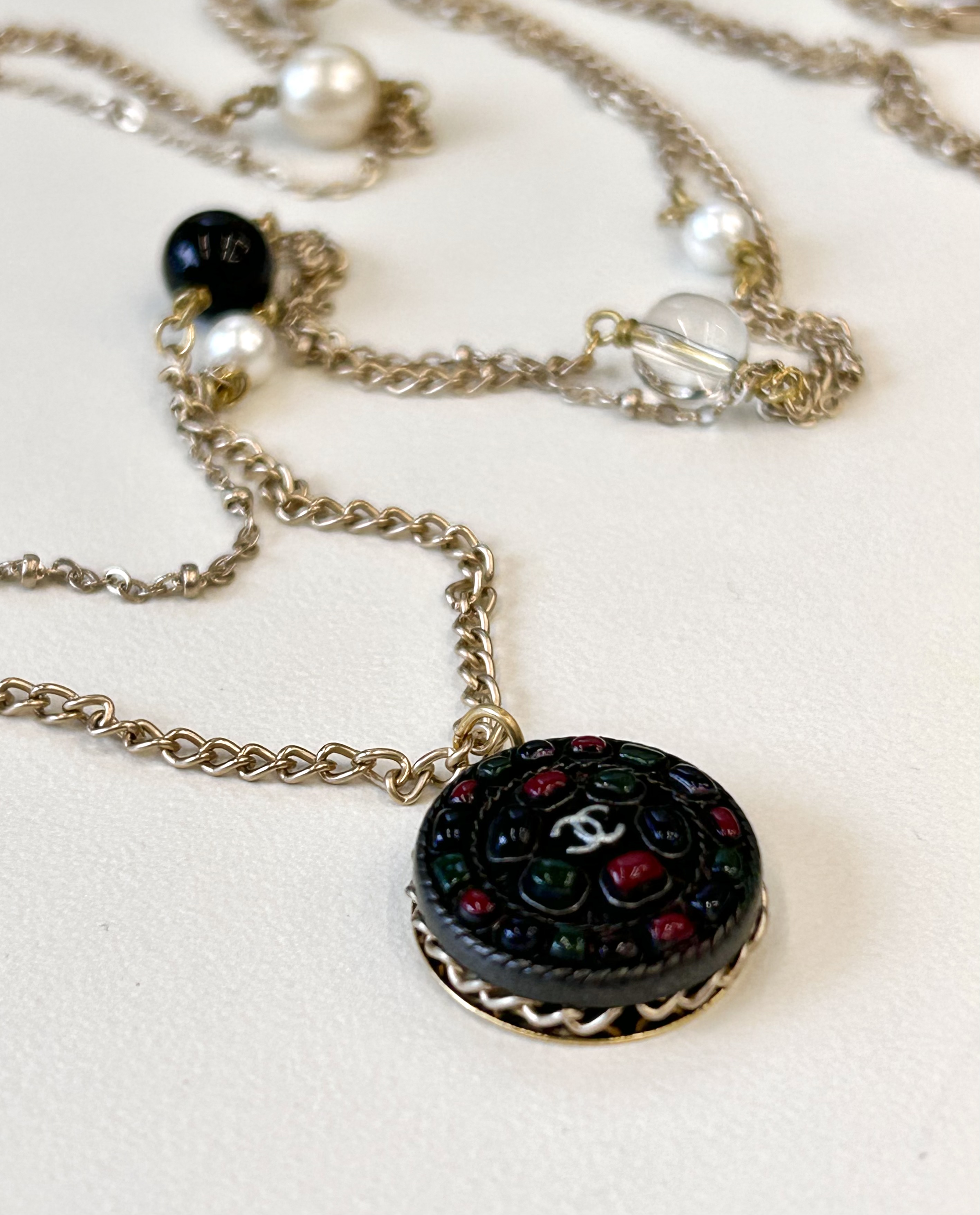 CHANEL button no.102