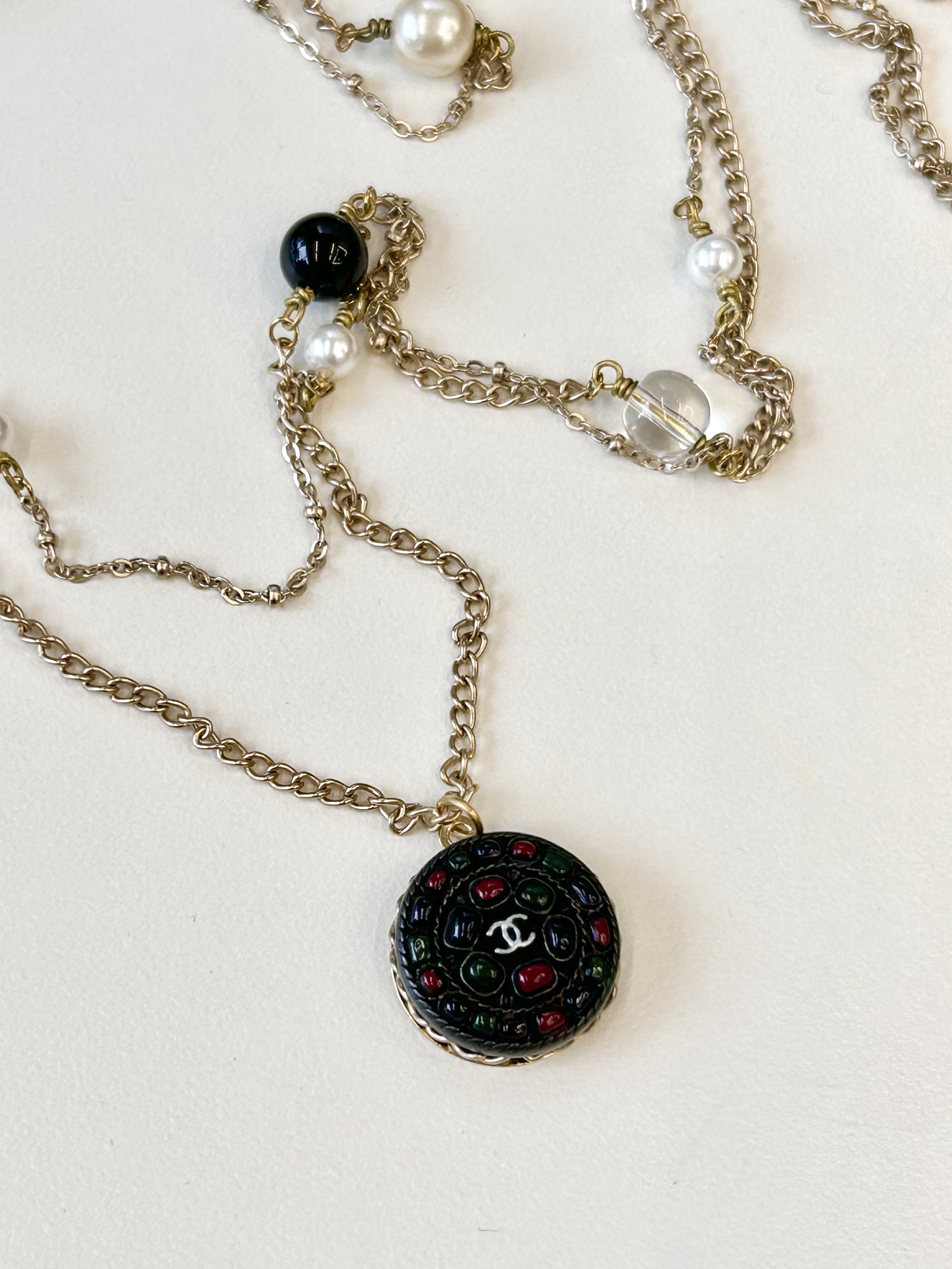 CHANEL button no.102