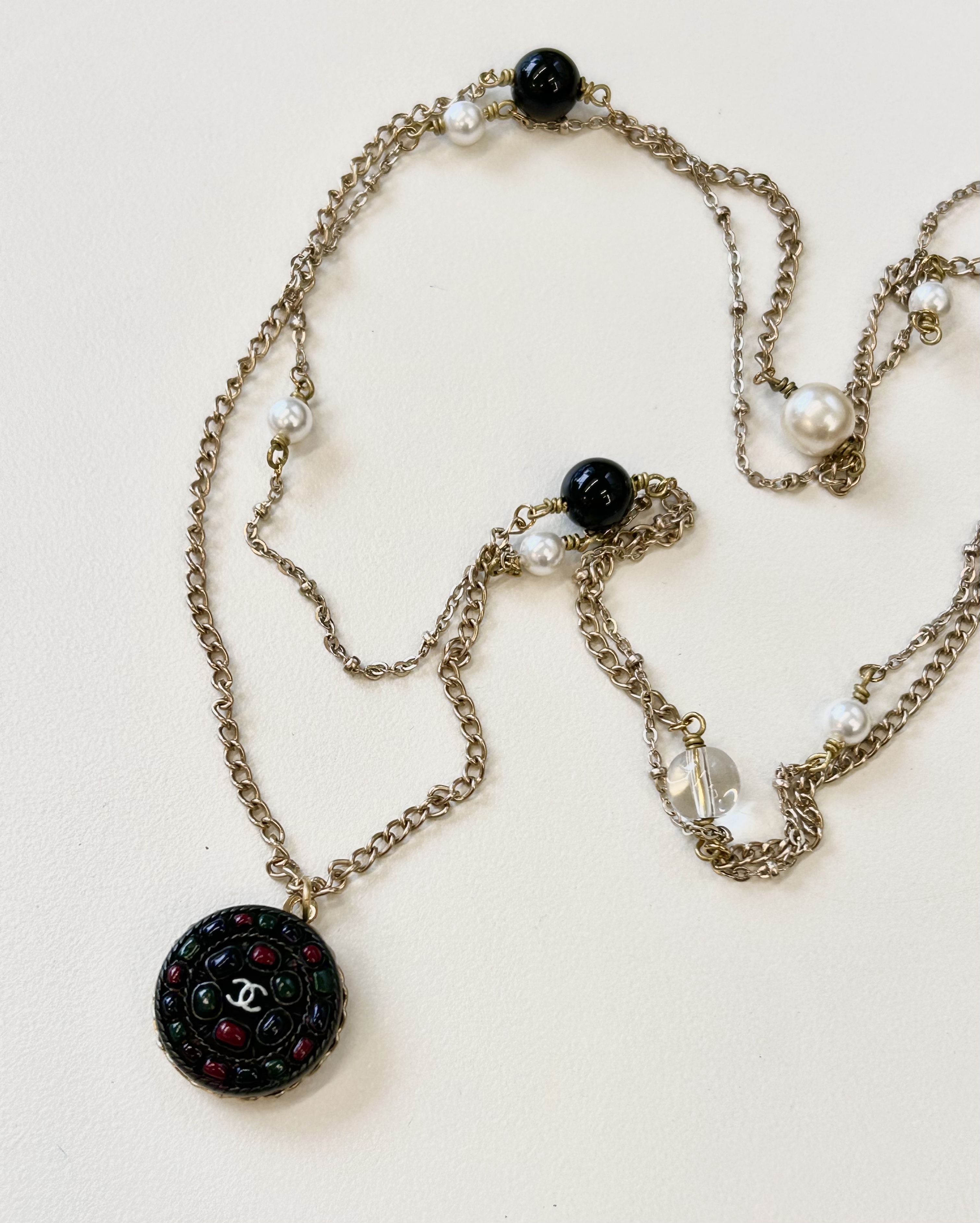 CHANEL button no.102
