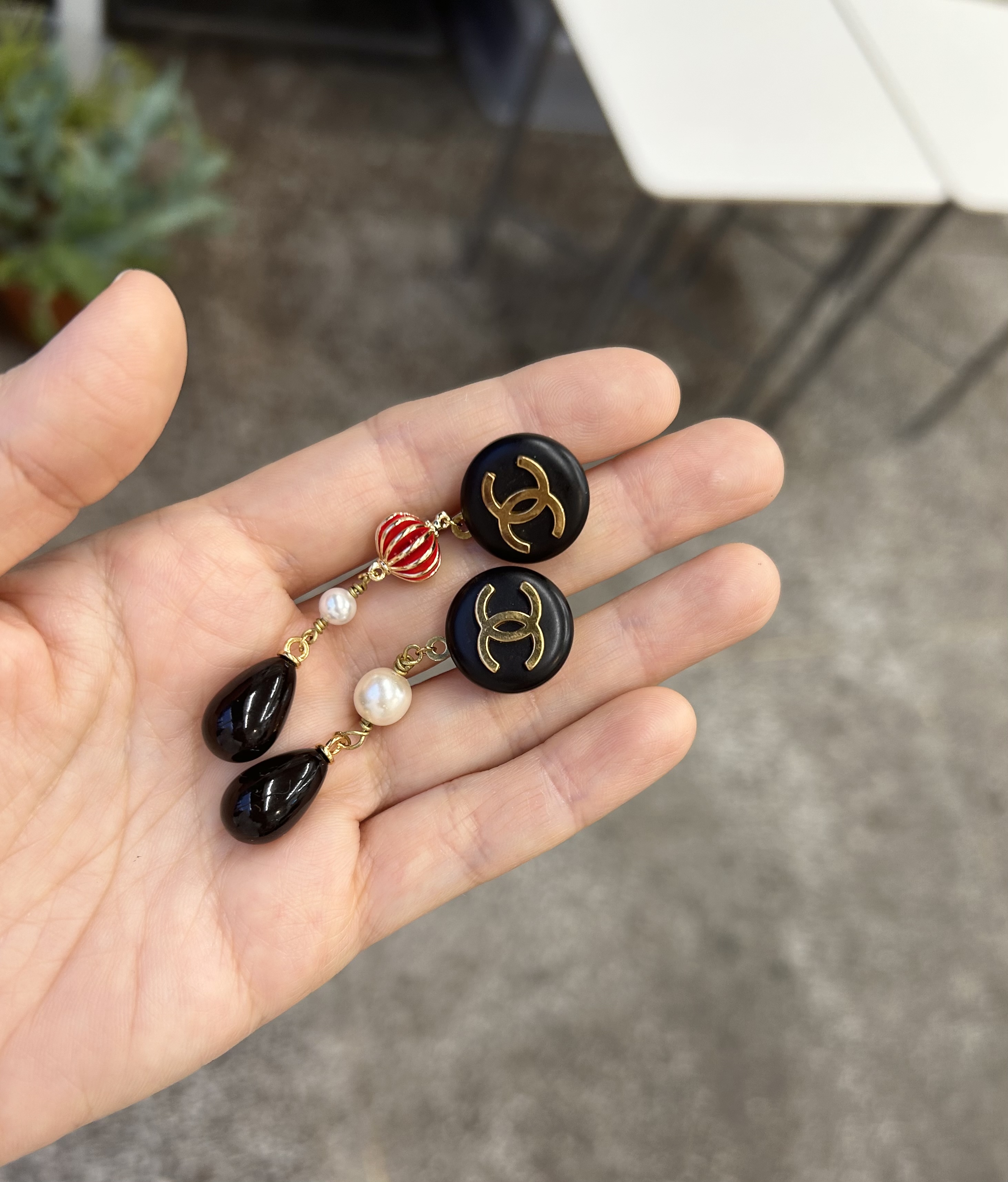 CHANEL button no.103