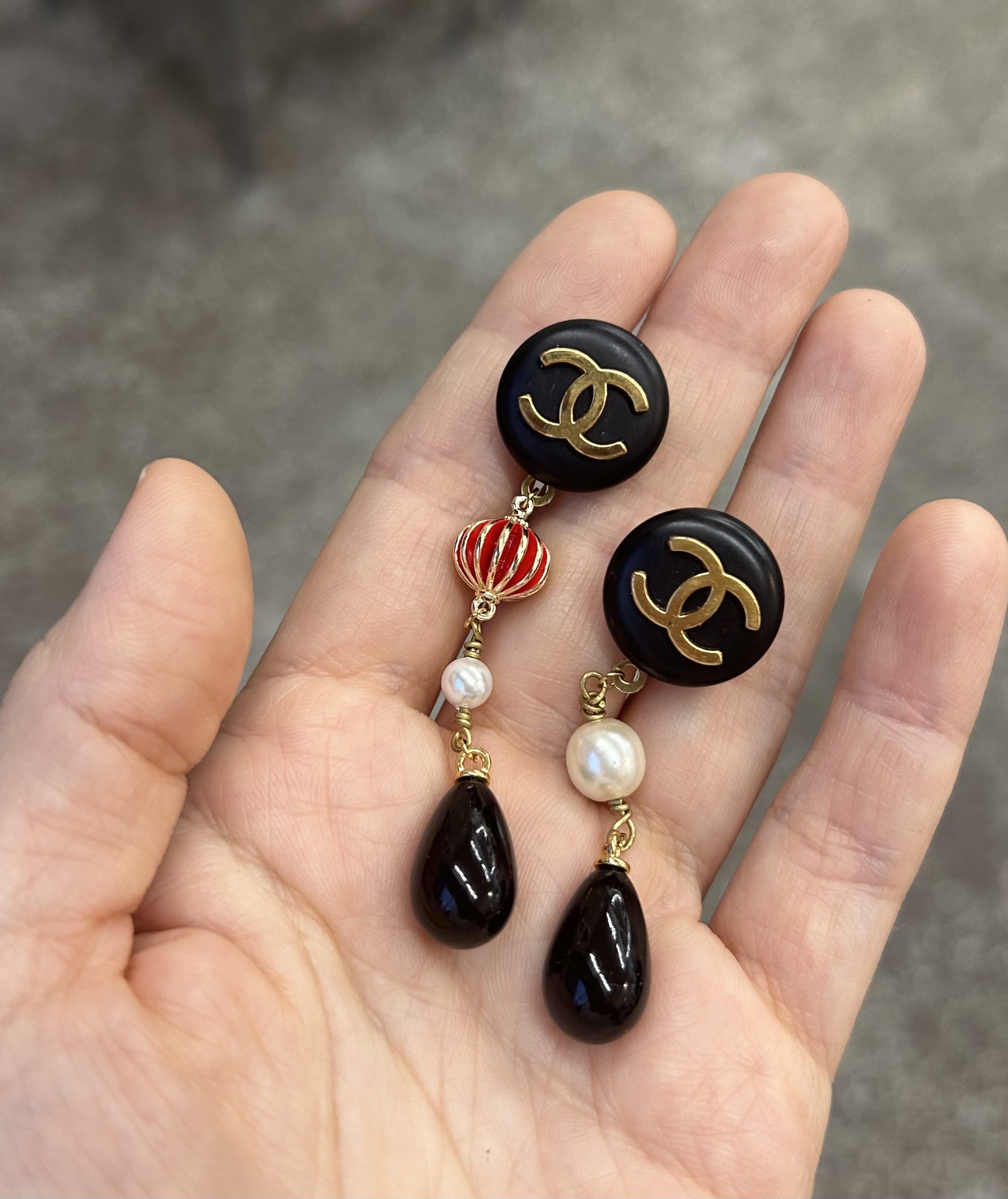 CHANEL button no.103