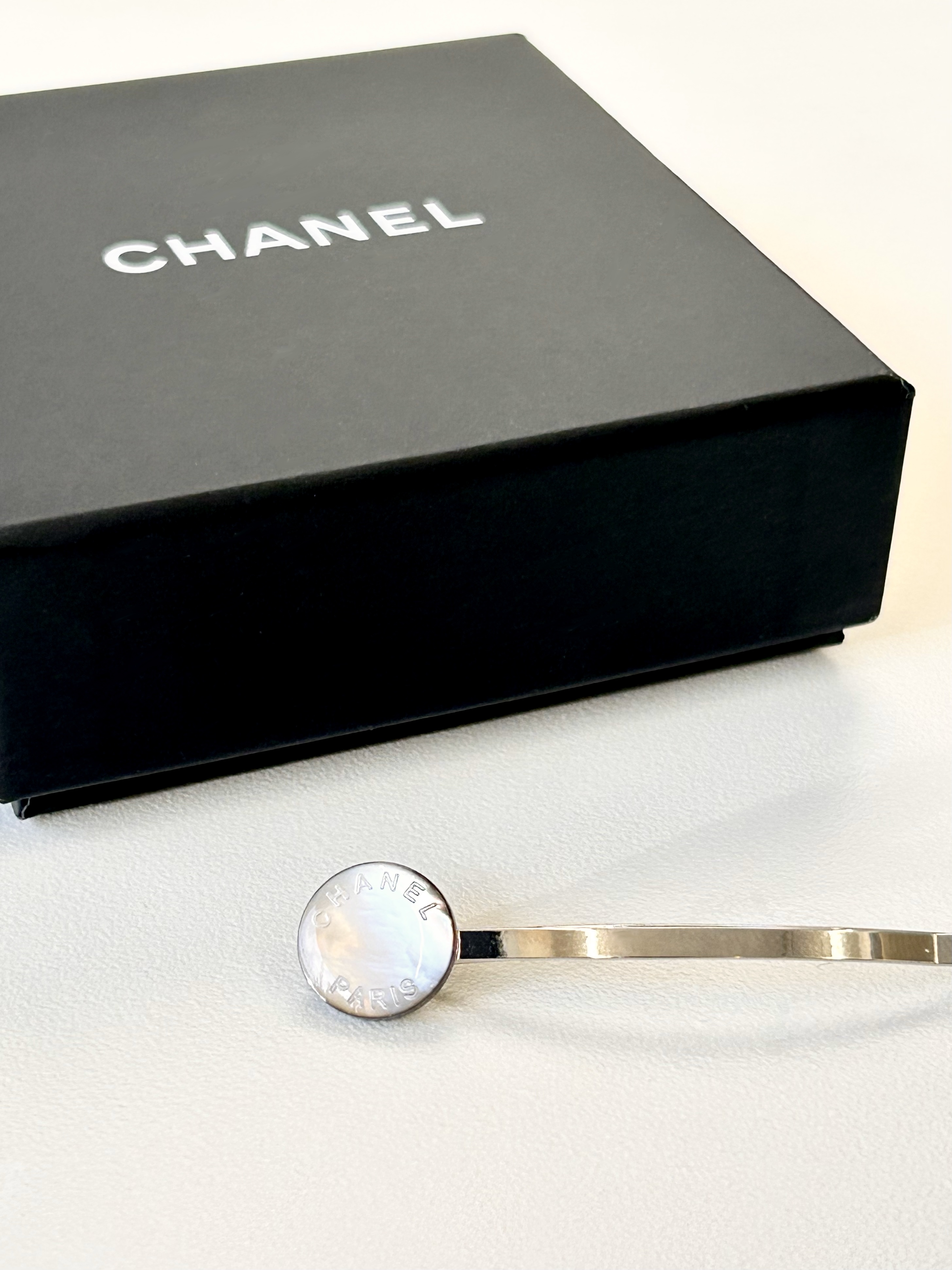 CHANEL button no.104