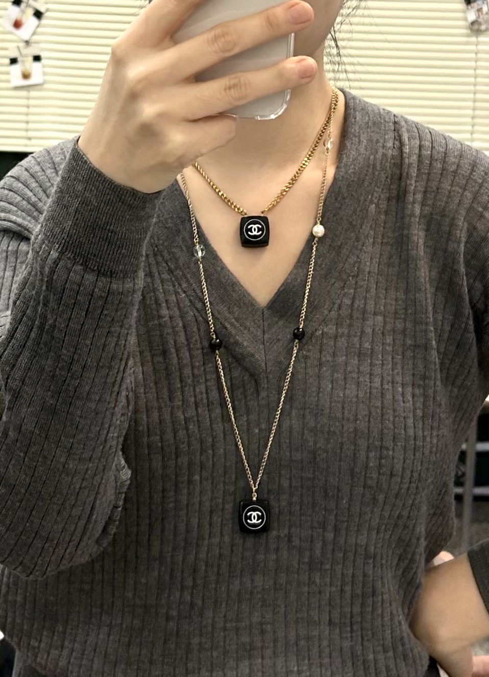 CHANEL cosmetic pendant pearl necklace