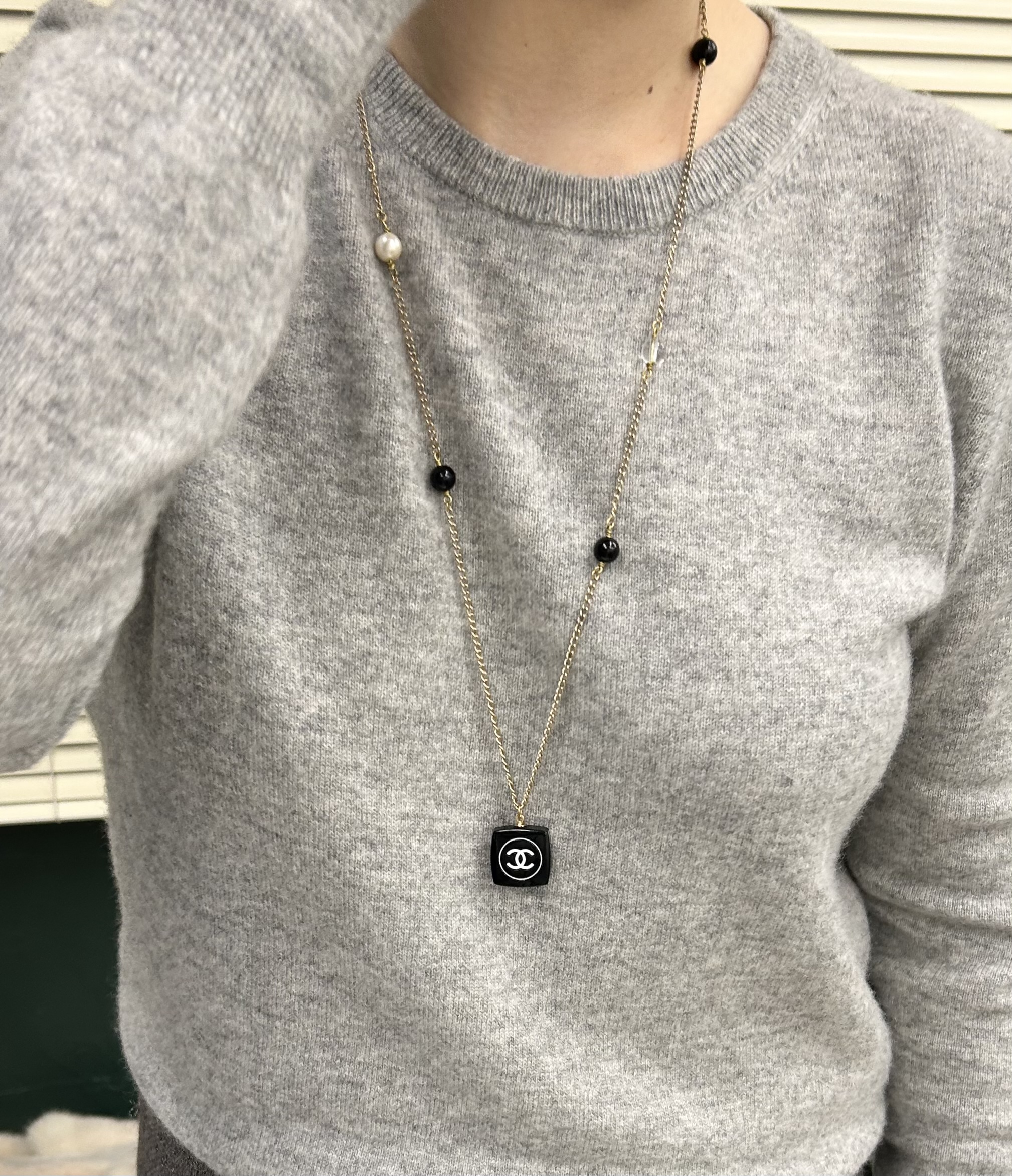 CHANEL cosmetic pendant pearl necklace