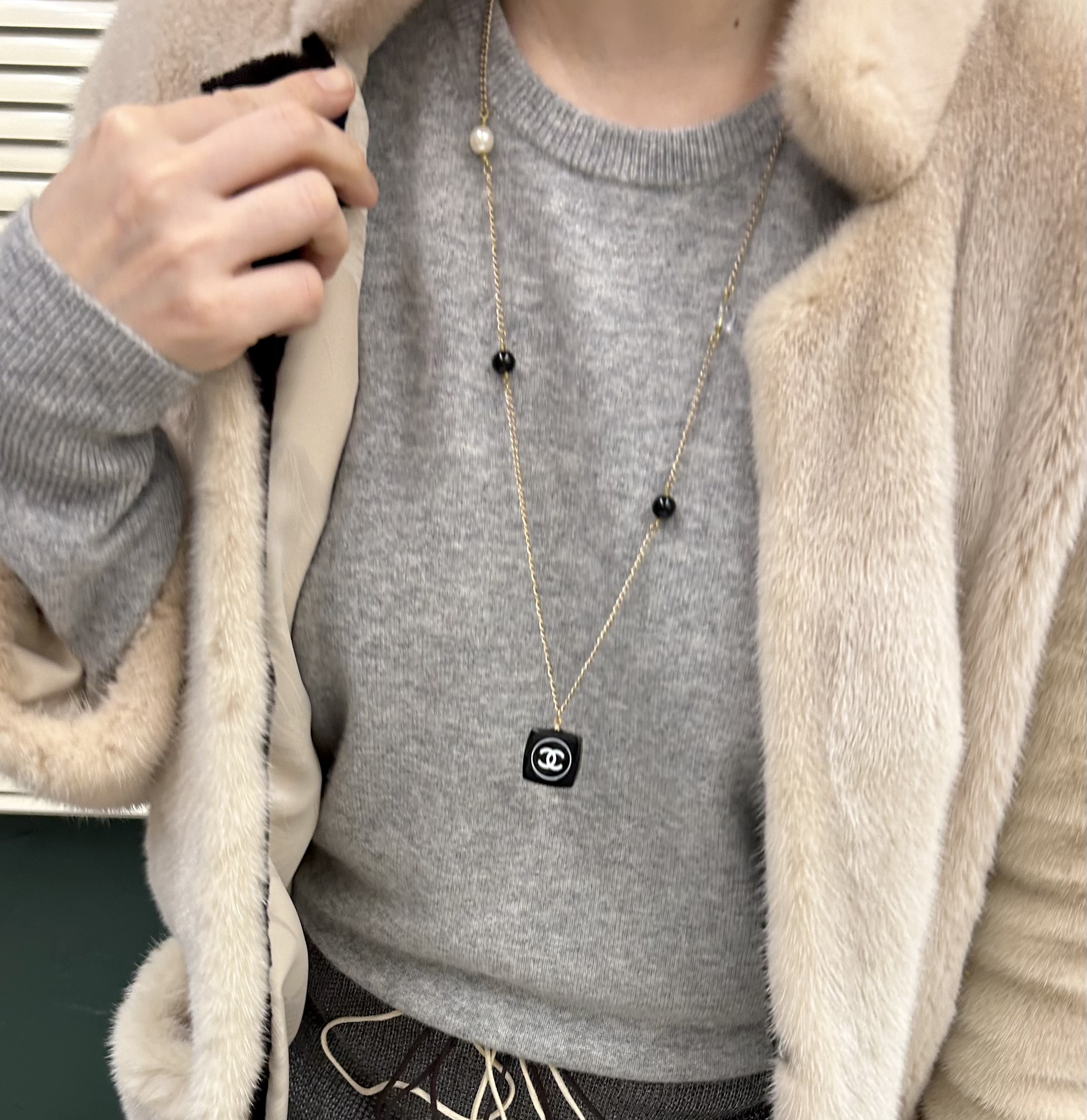 CHANEL cosmetic pendant pearl necklace