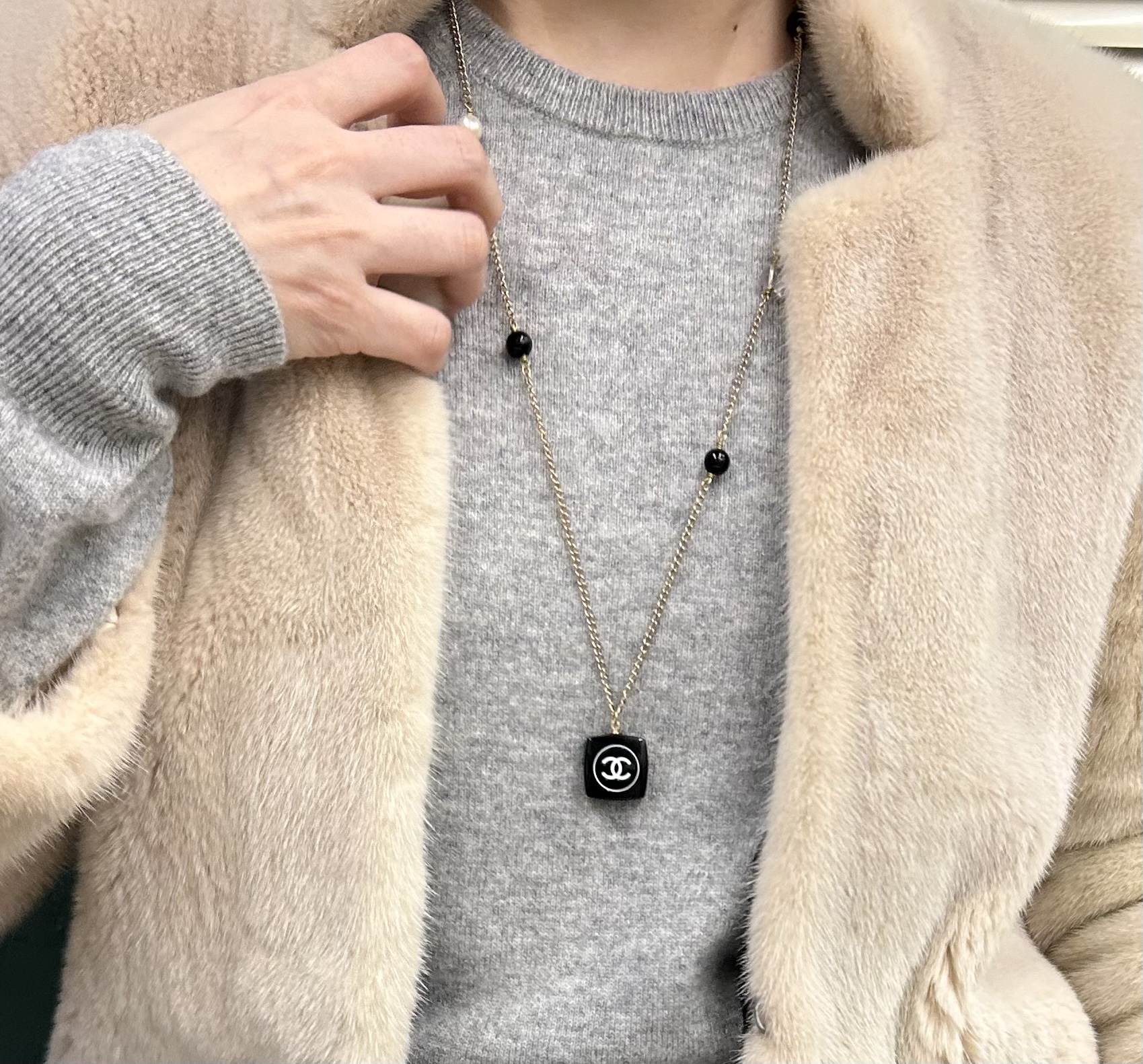 CHANEL cosmetic pendant pearl necklace