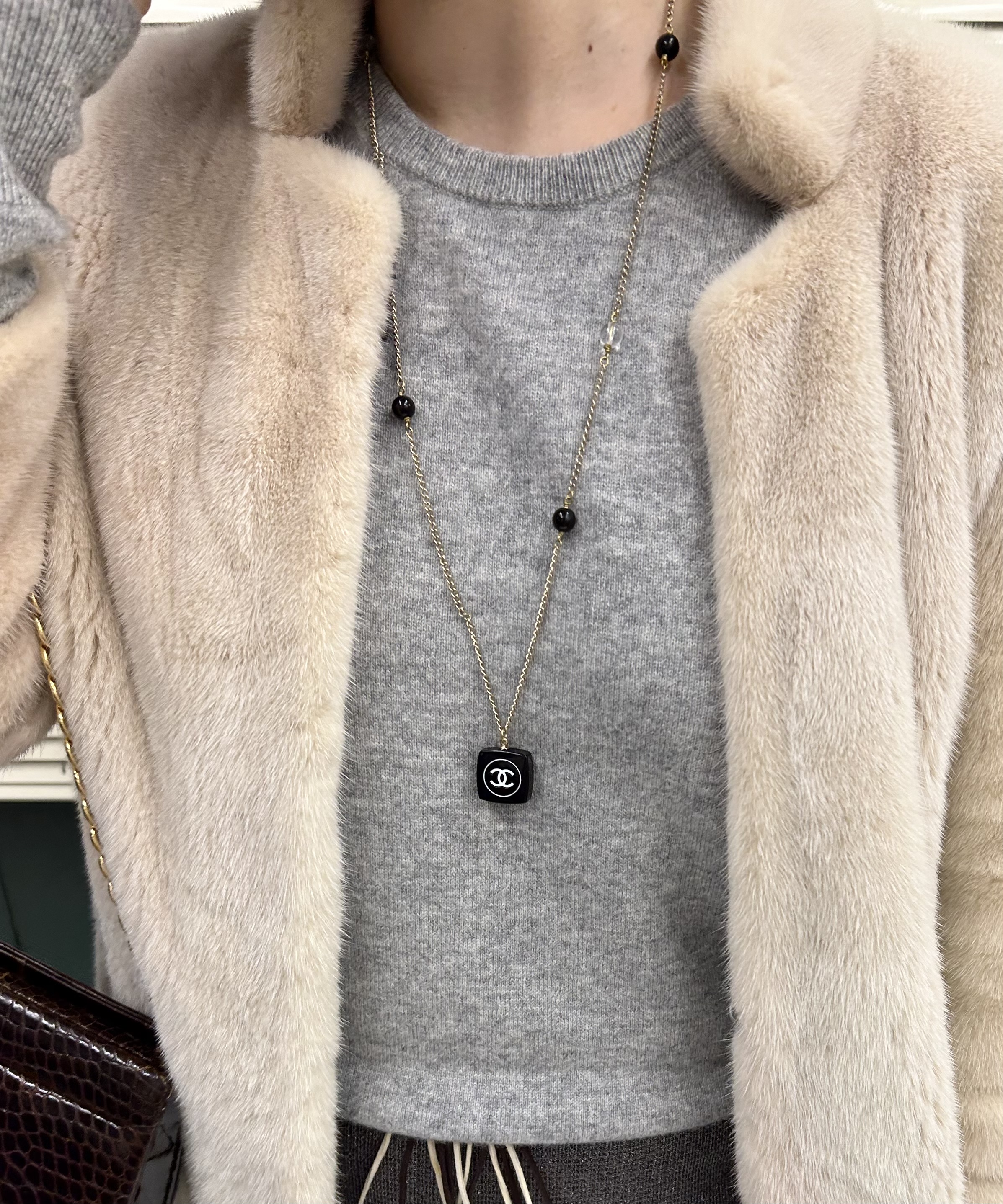 CHANEL cosmetic pendant pearl necklace