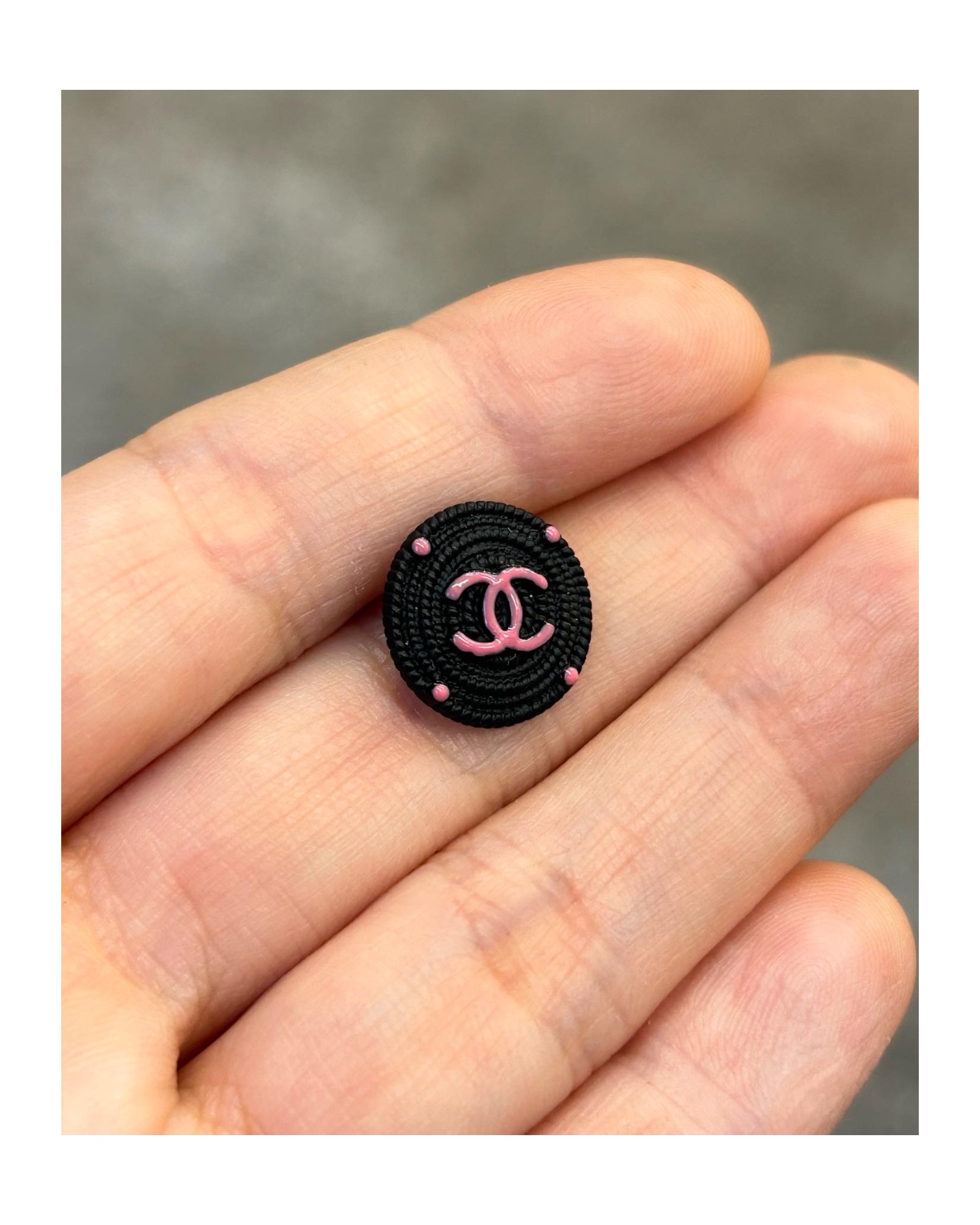 CHANEL button no.106