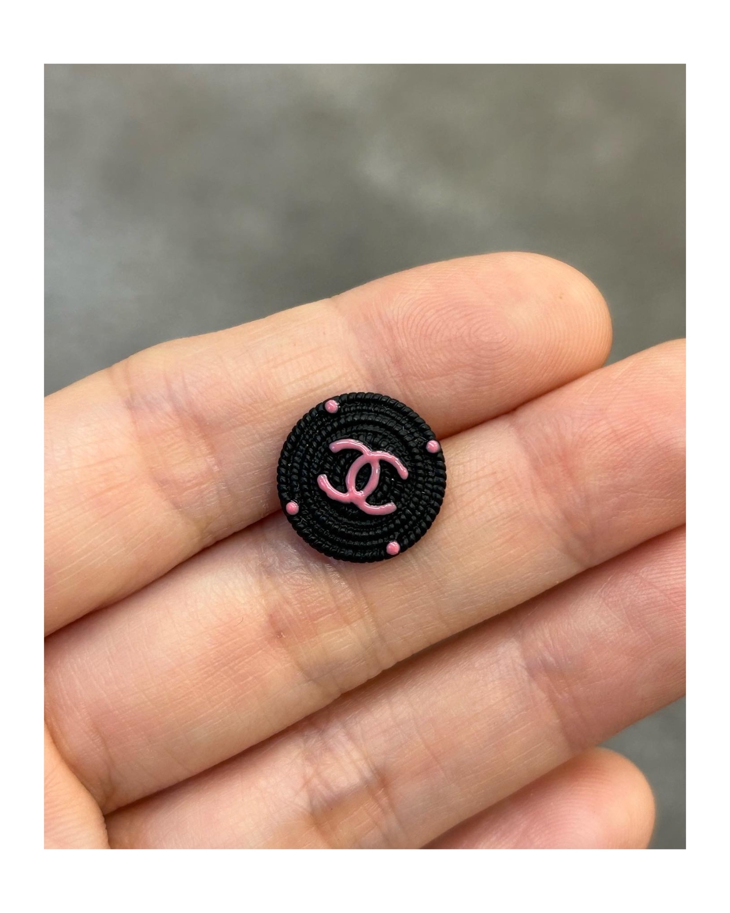 CHANEL button no.106