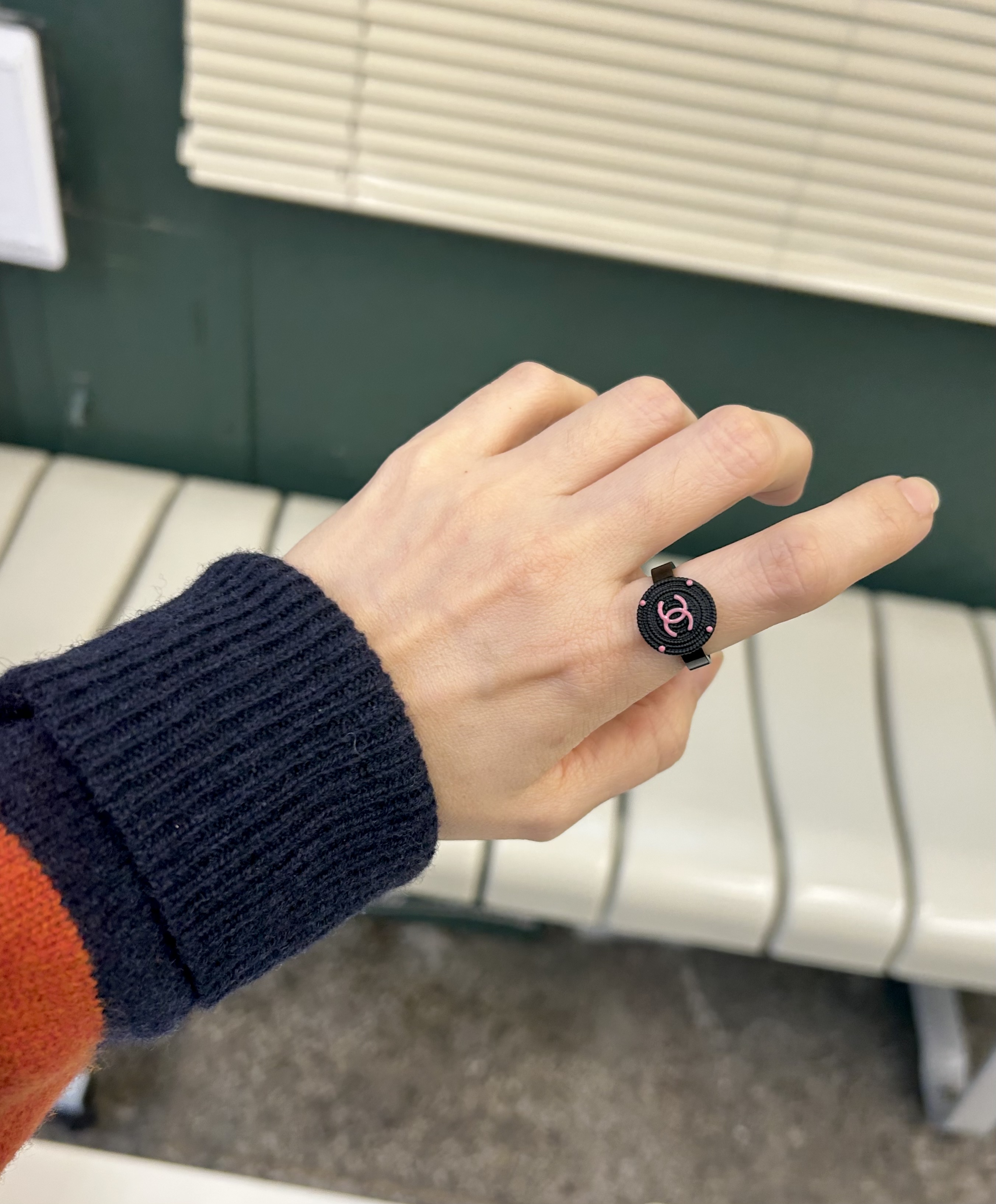 CHANEL button no.106