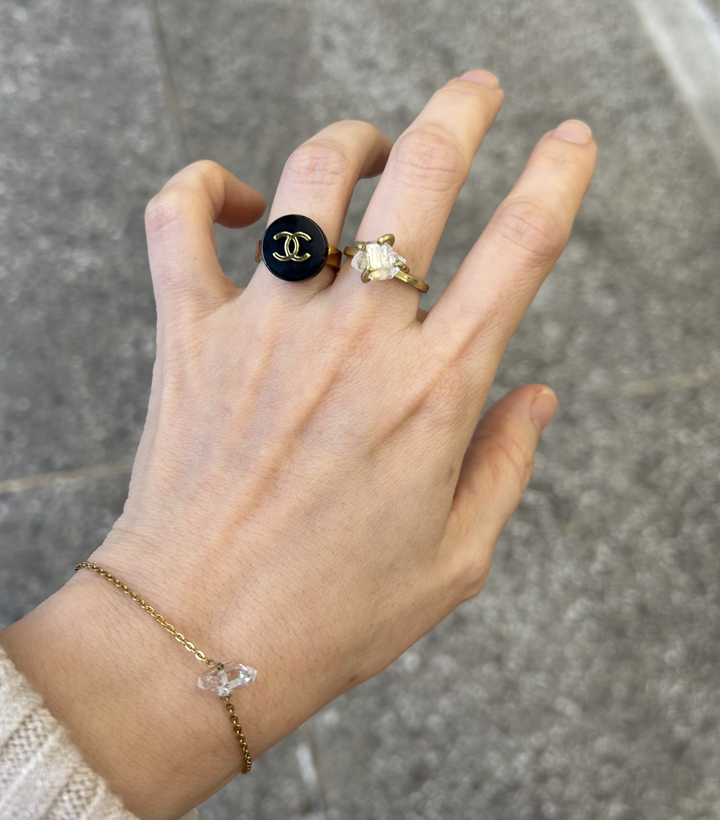 CHANEL button no.107
