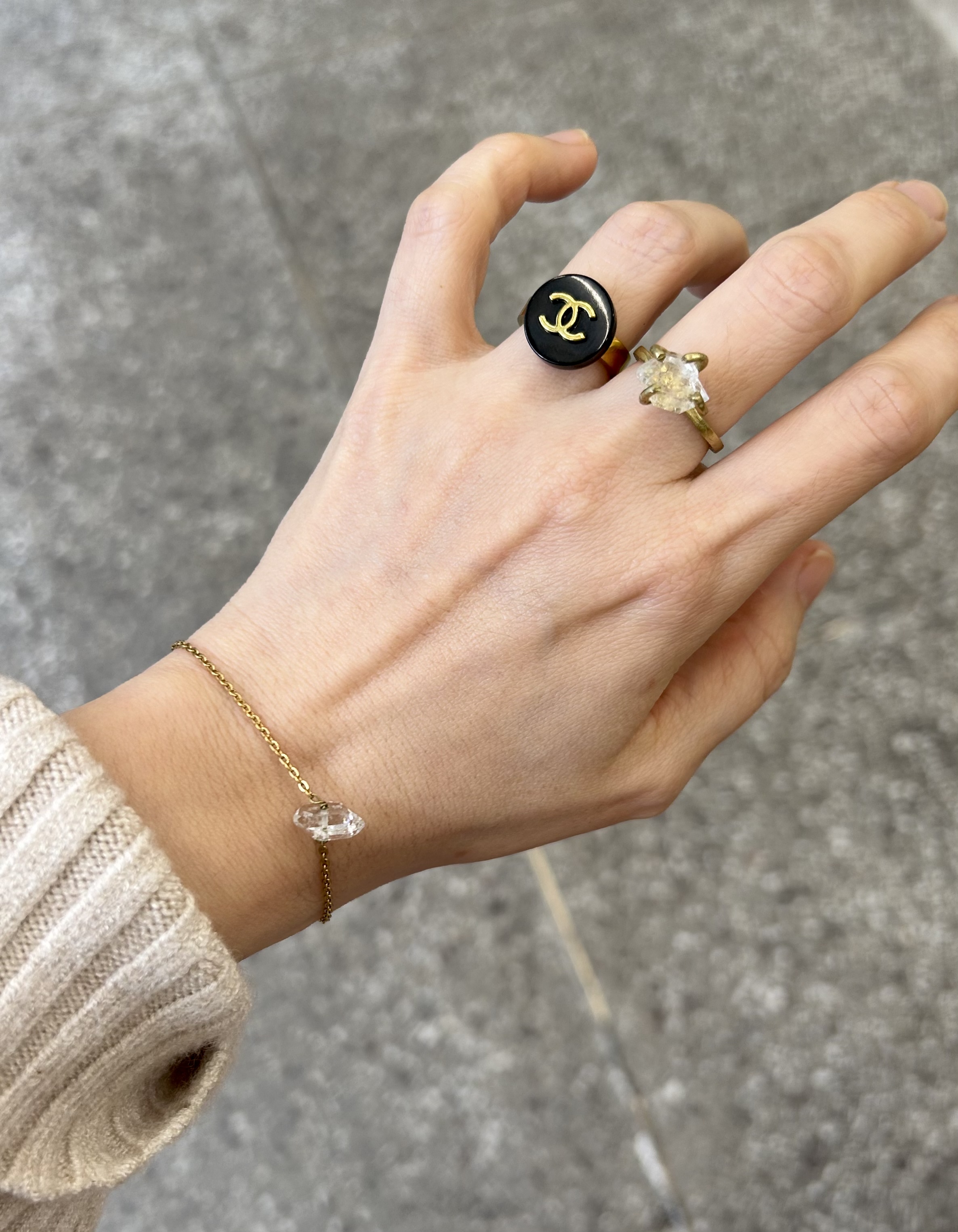CHANEL button no.107