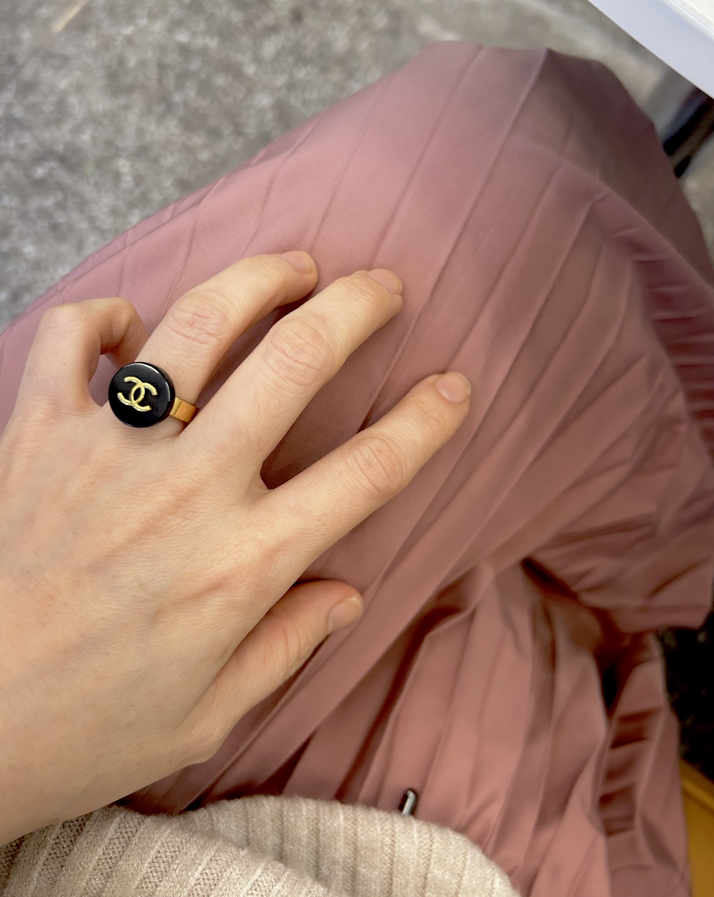 CHANEL button no.107