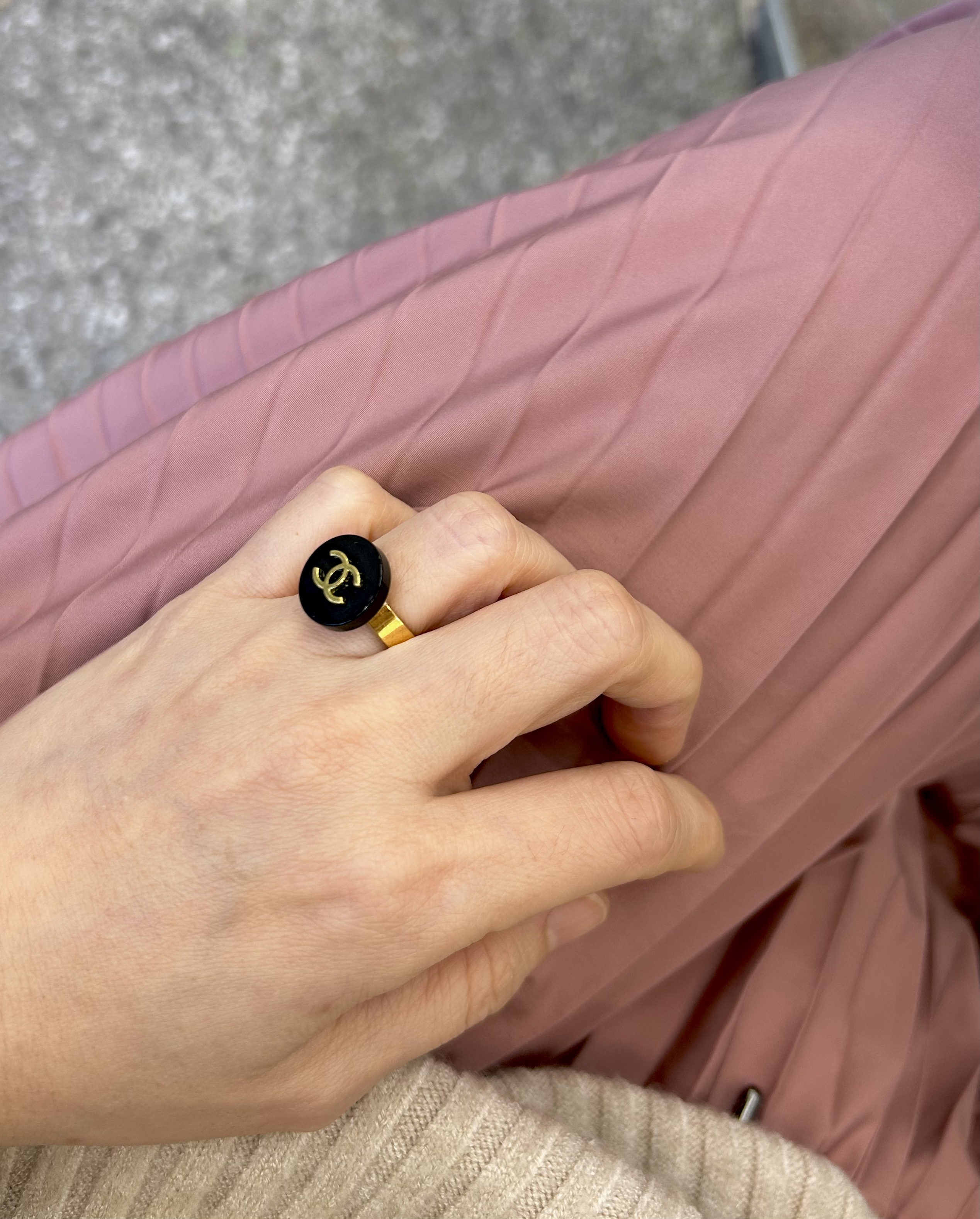CHANEL button no.107