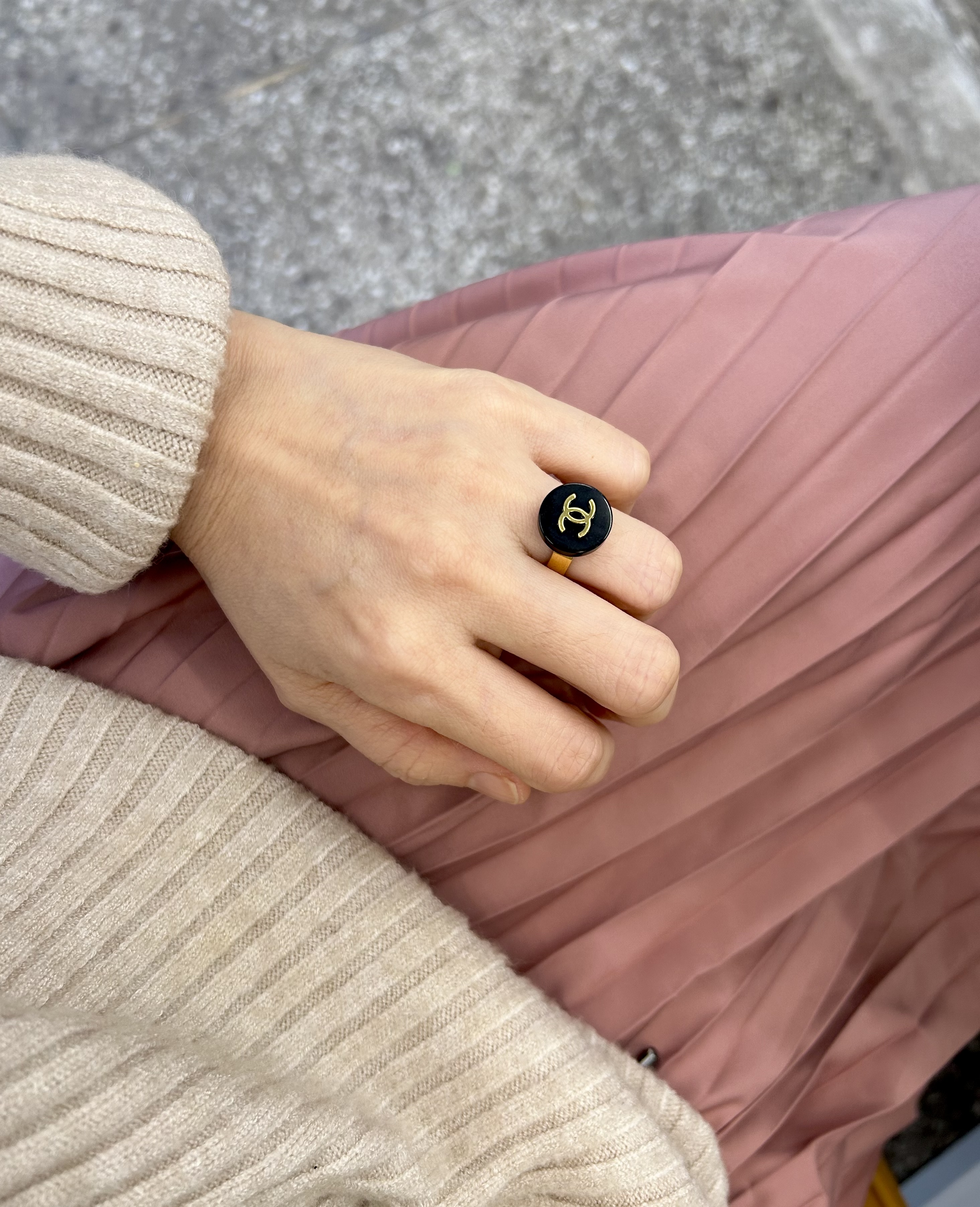 CHANEL button no.107