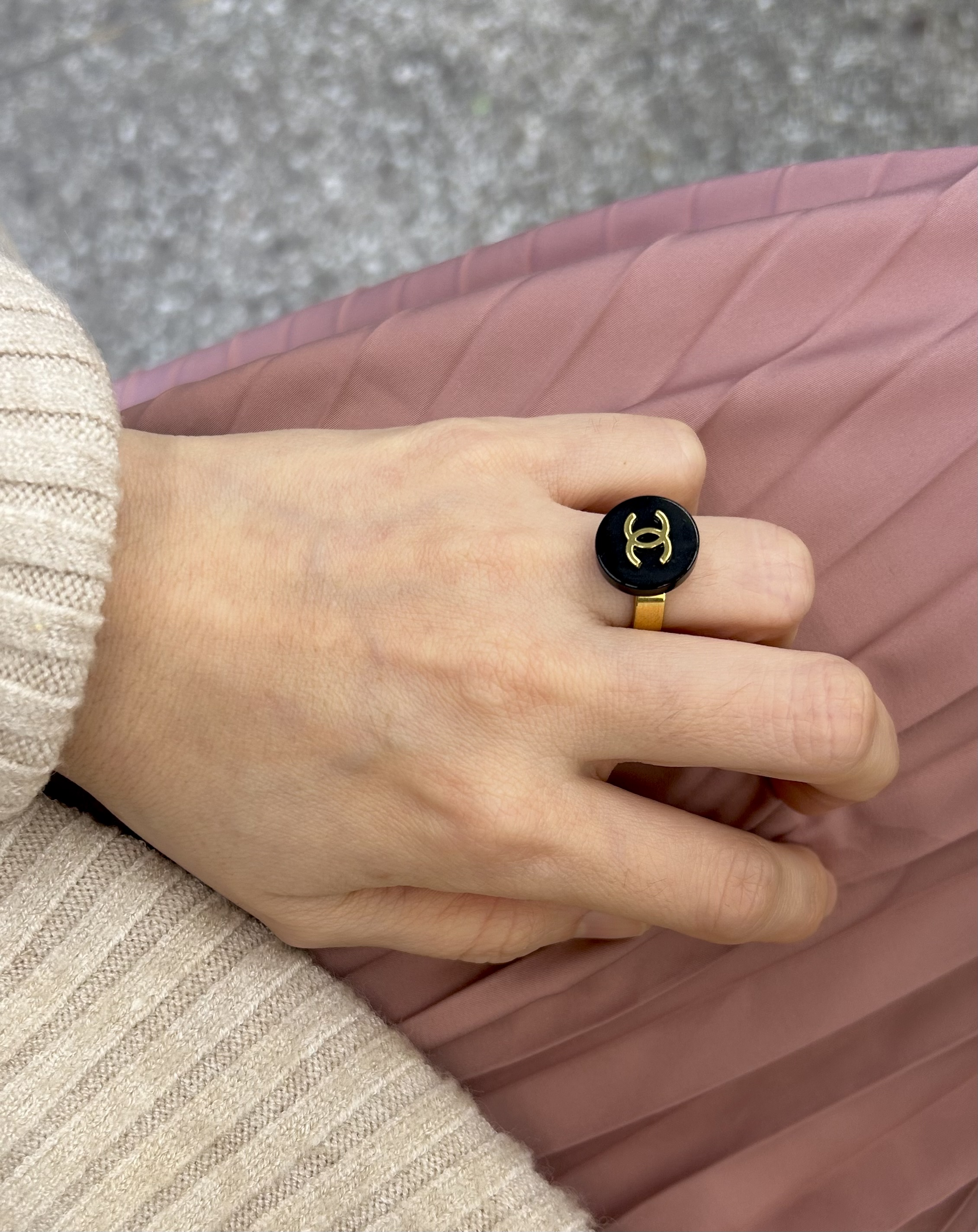 CHANEL button no.107
