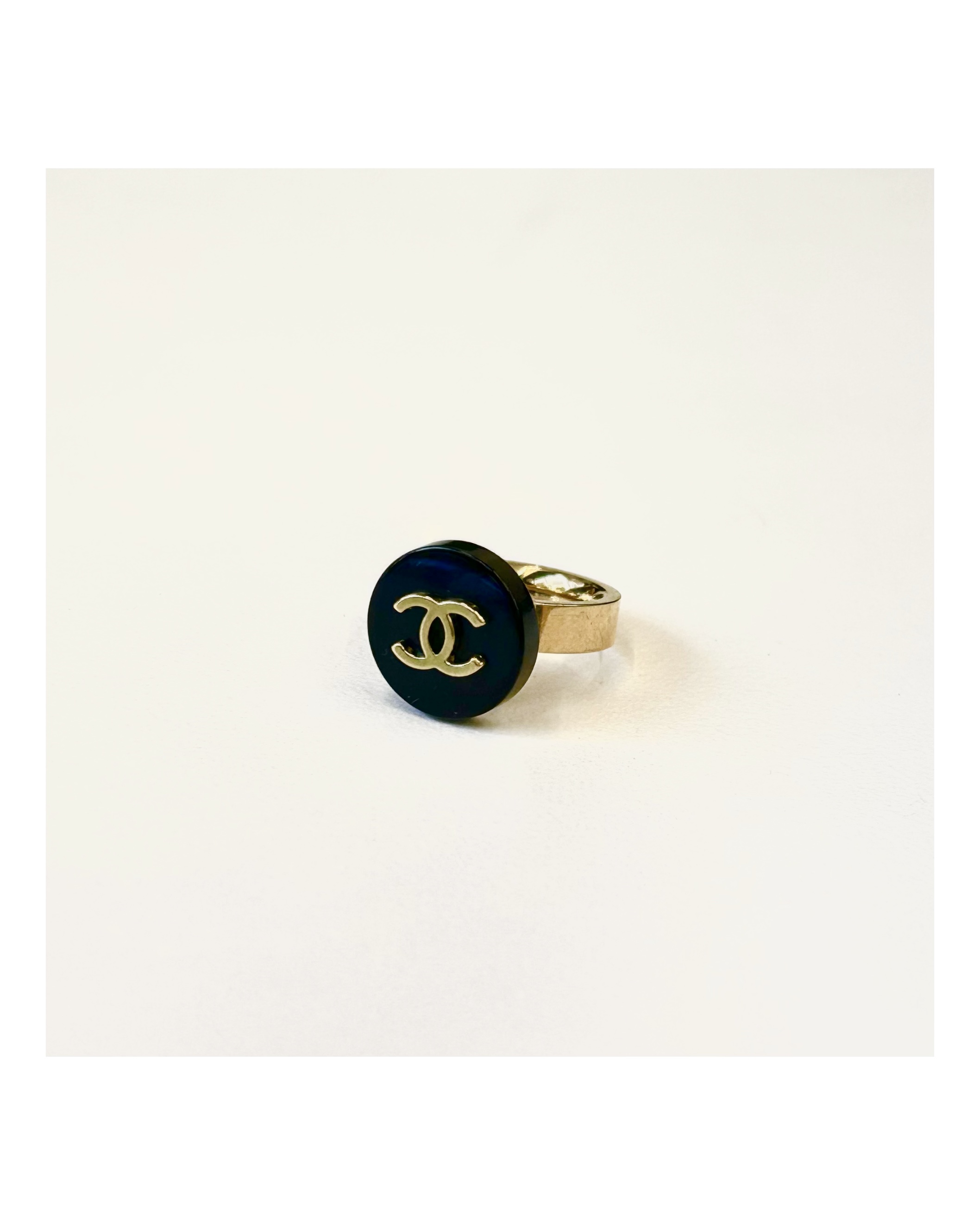 CHANEL button no.107