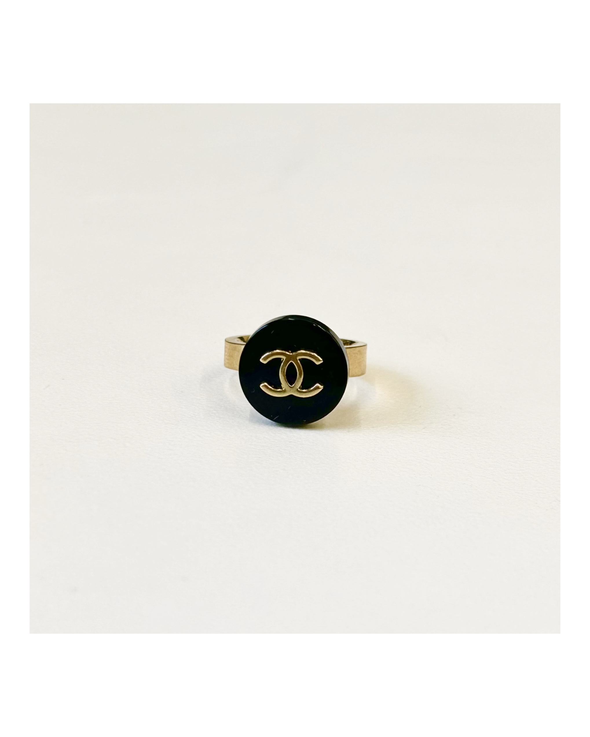 CHANEL button no.107