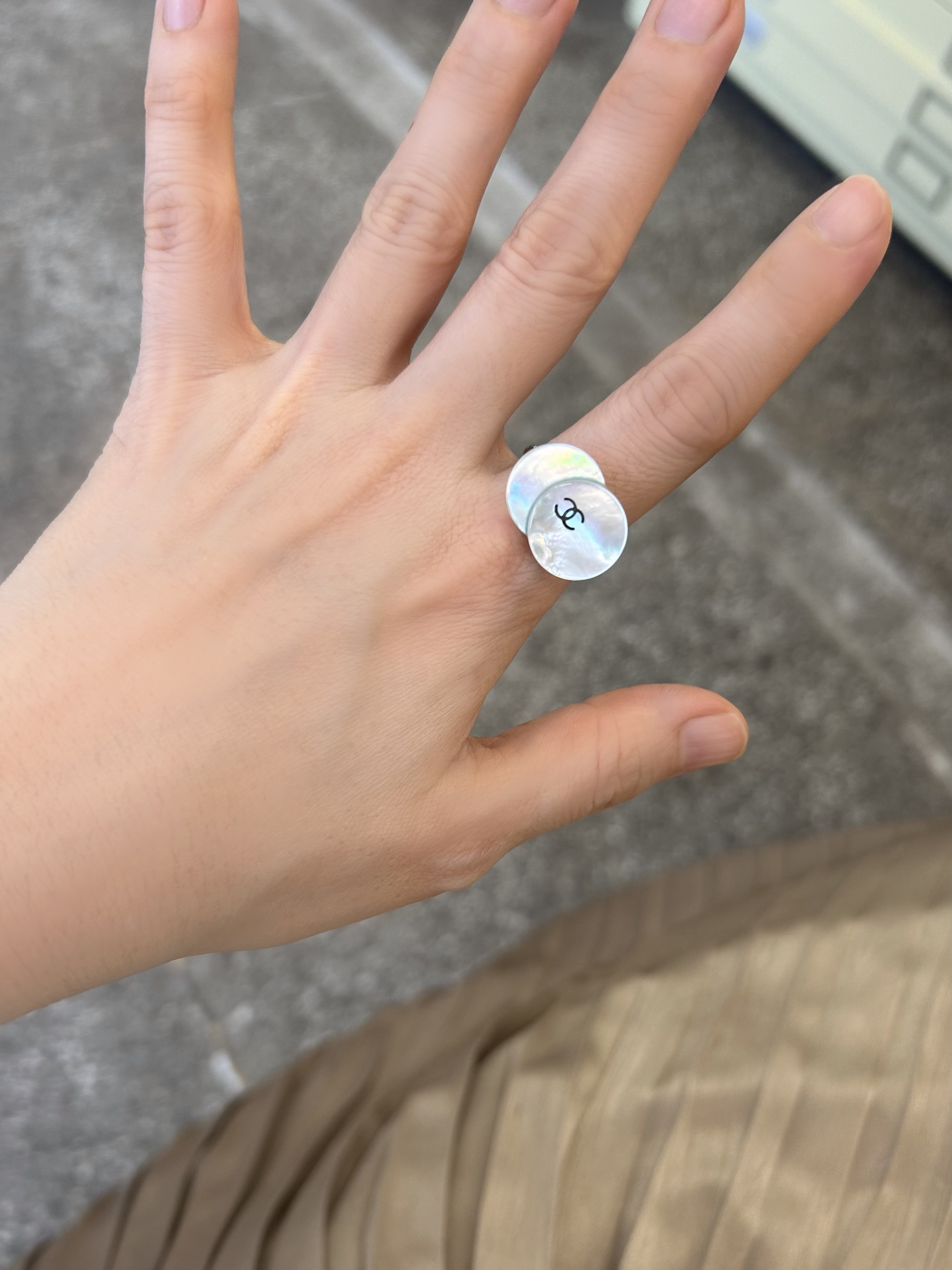 CHANEL button no.109