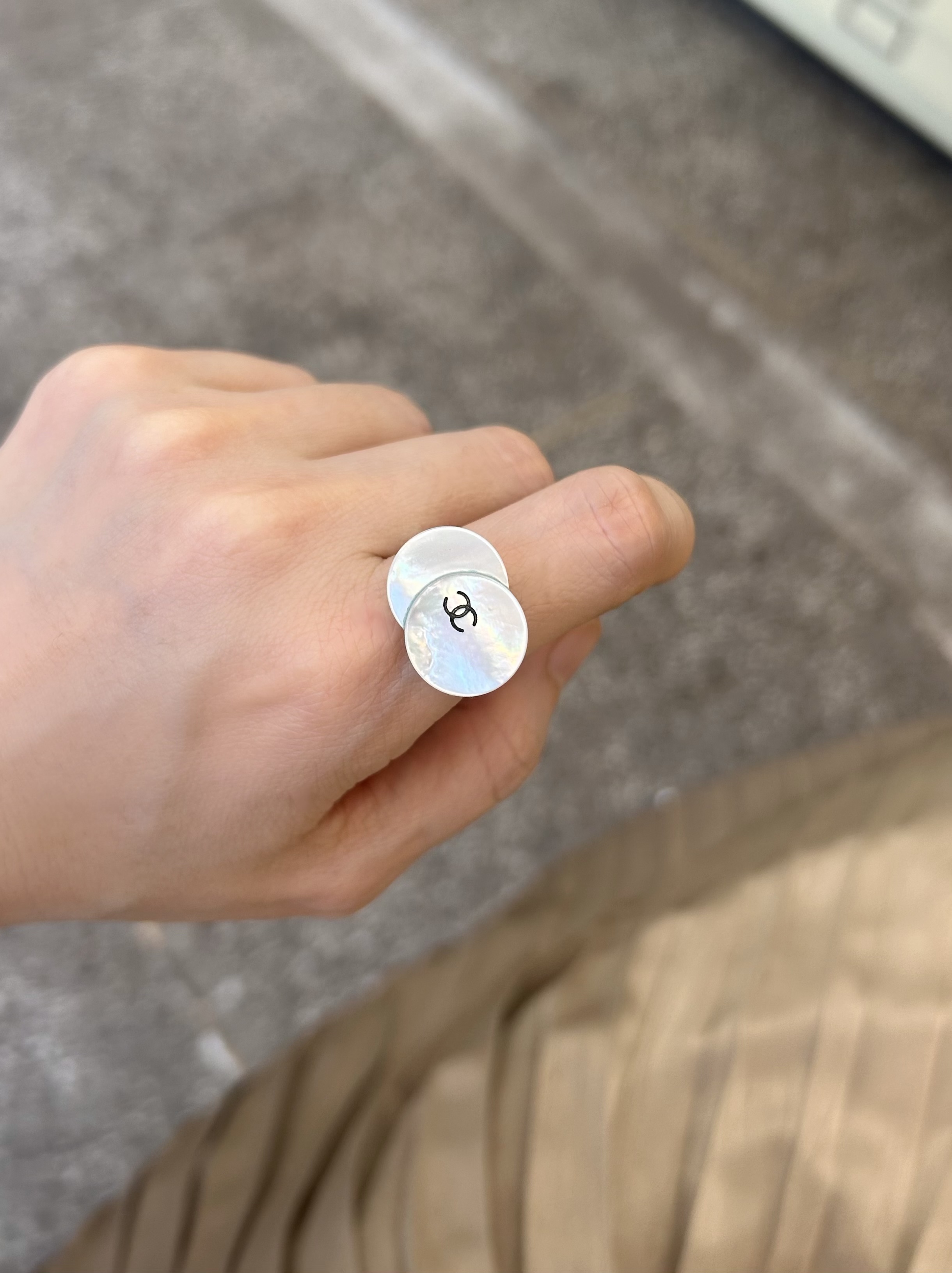 CHANEL button no.109