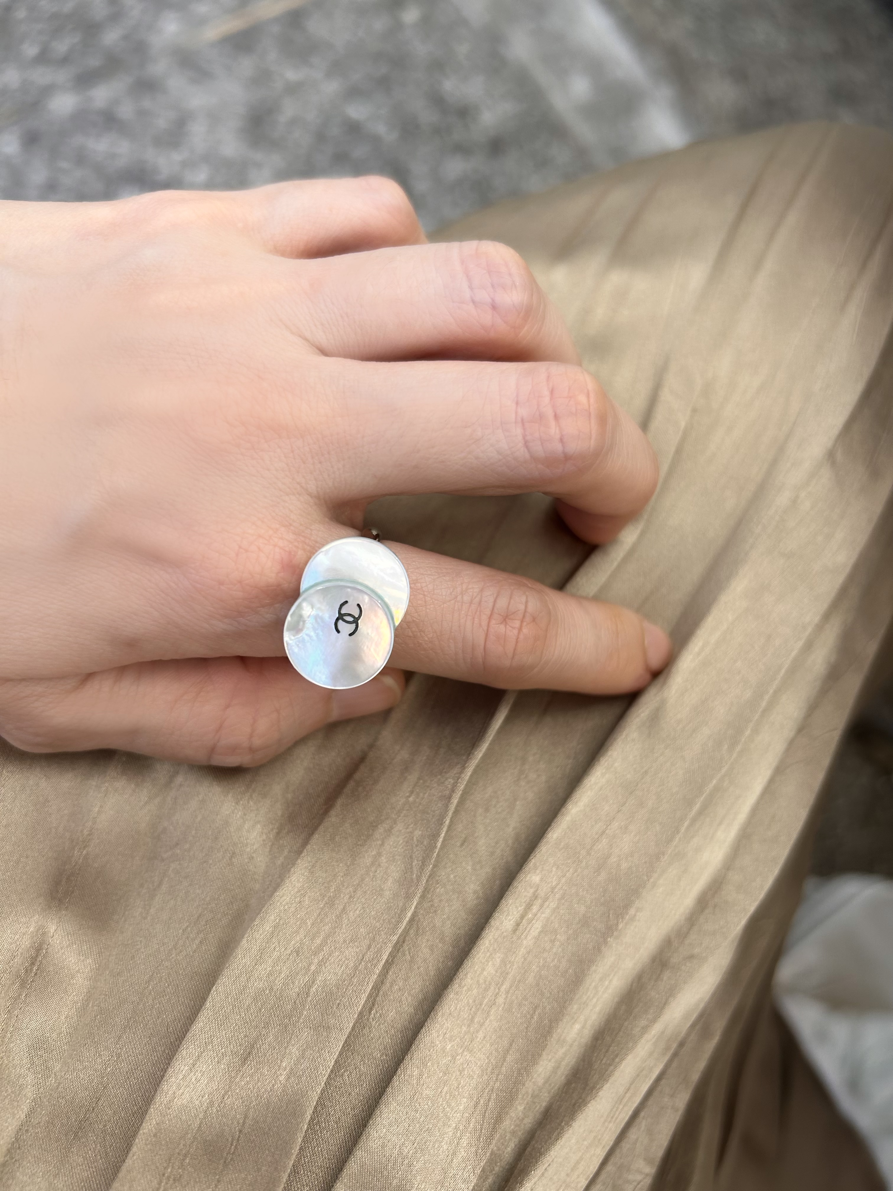 CHANEL button no.109