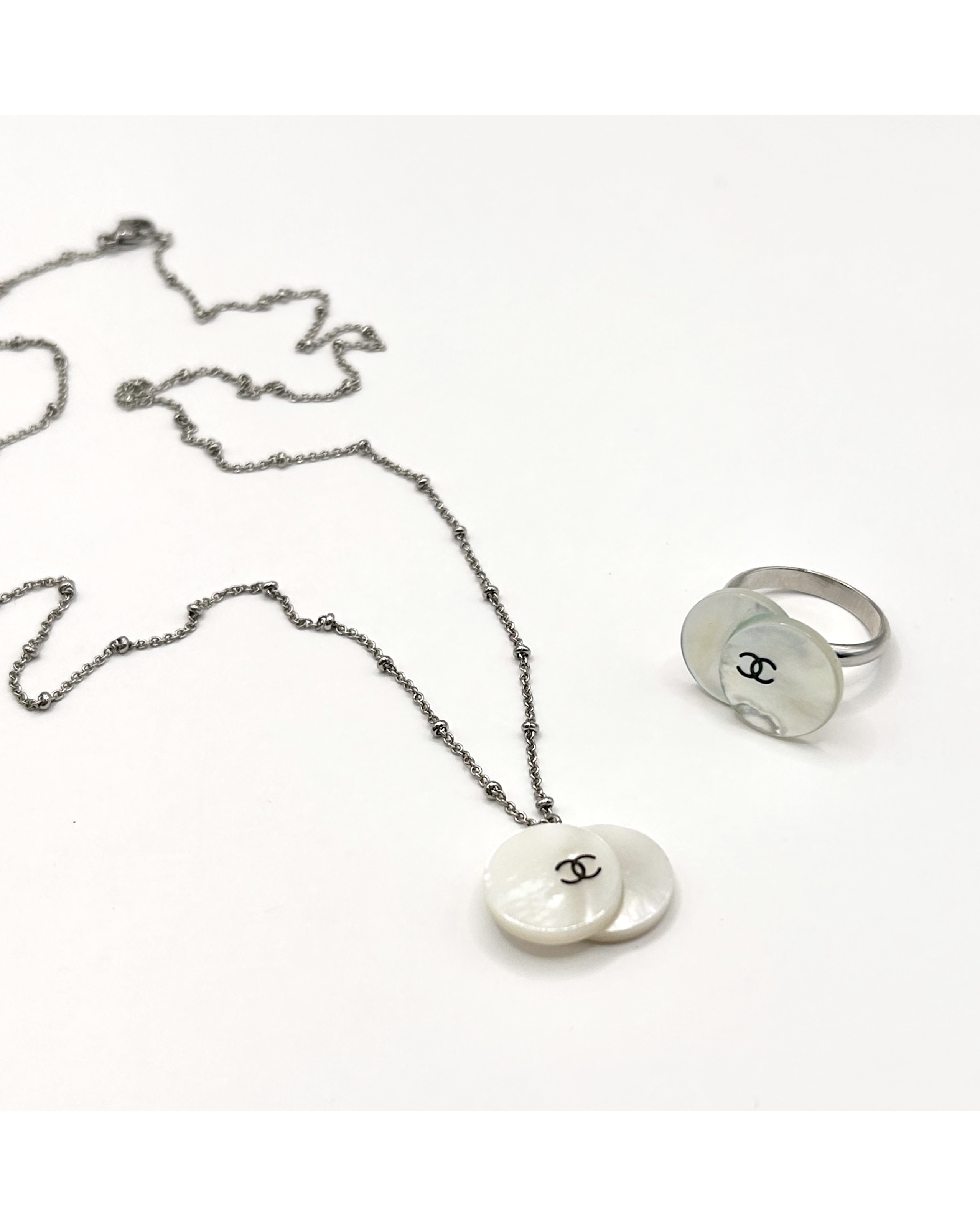 CHANEL button no.109