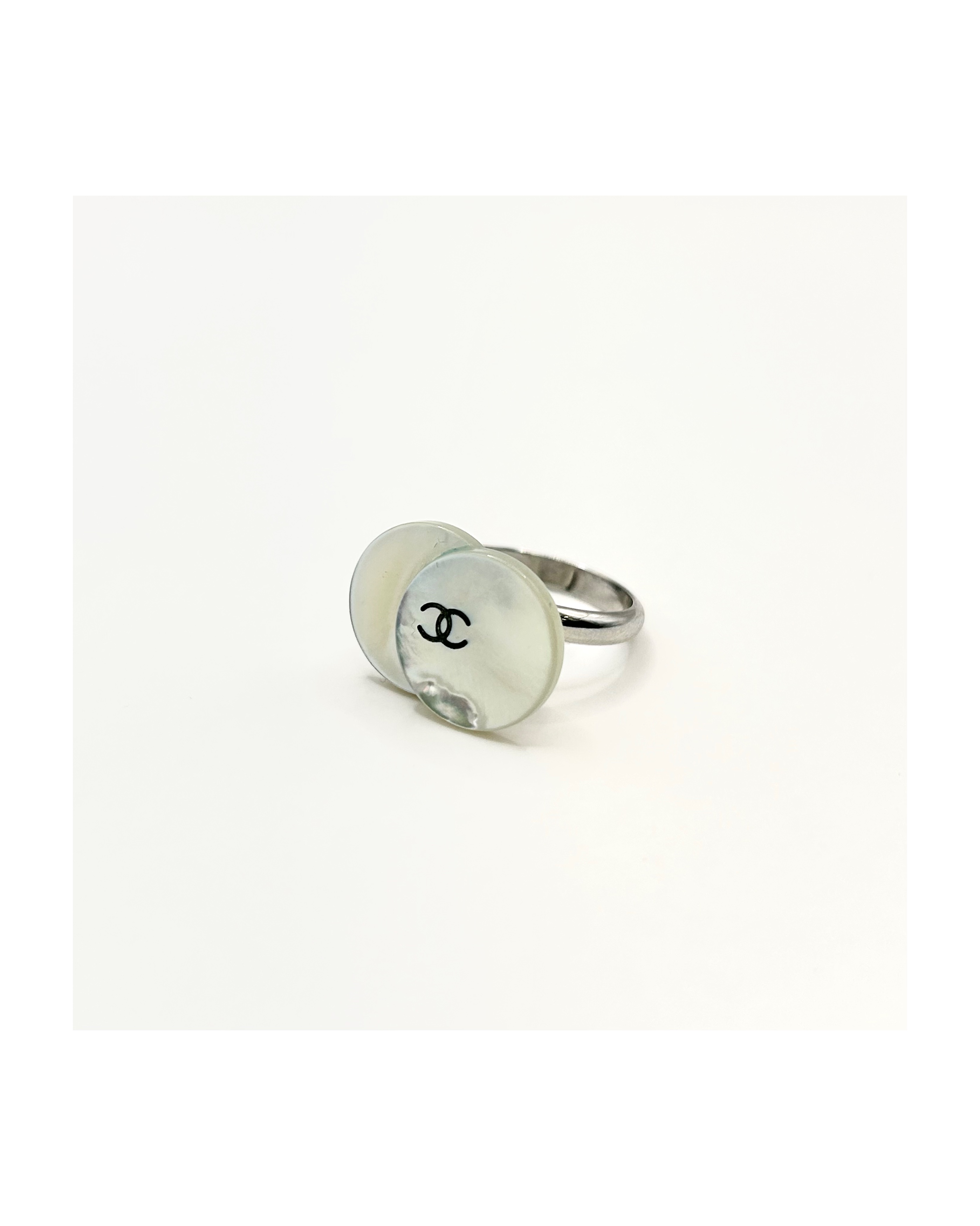 CHANEL button no.109