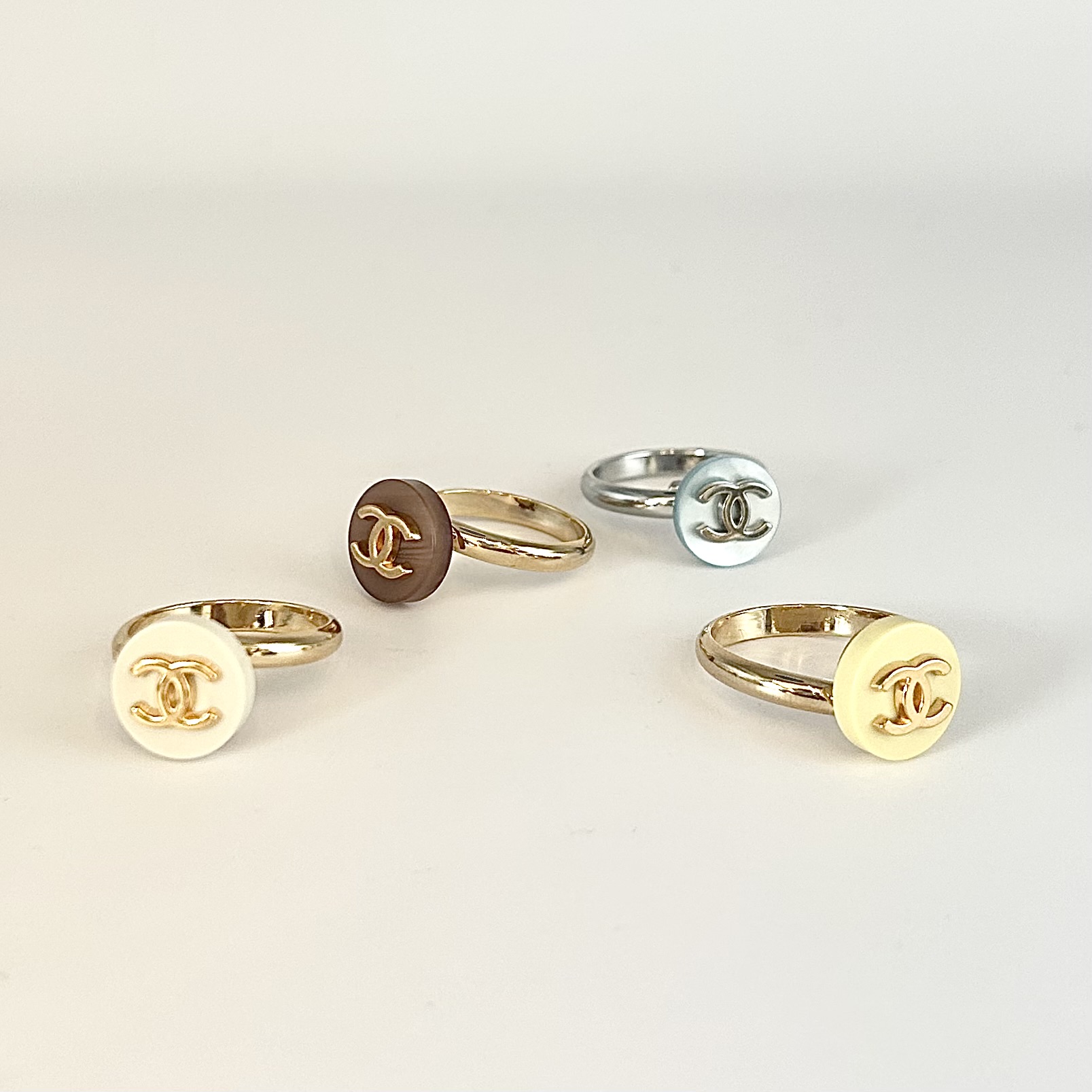 CHANEL button no.113