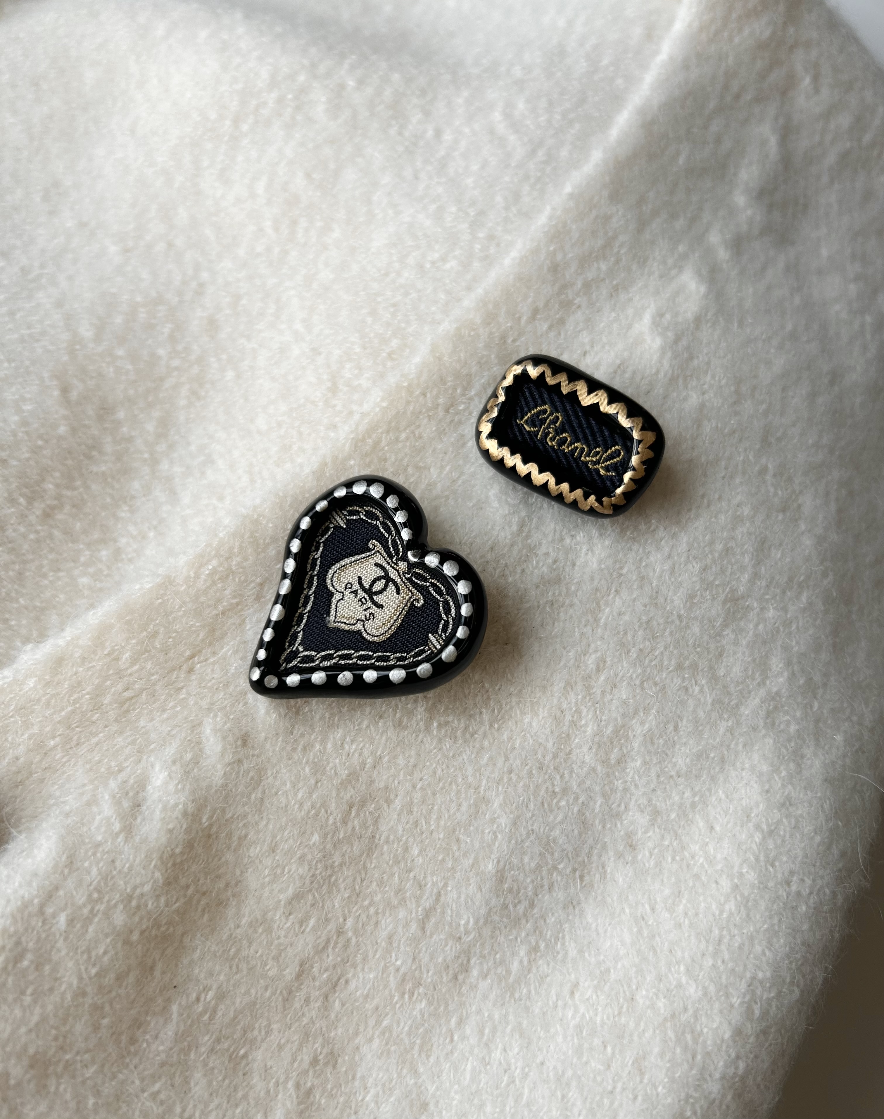 CHANEL heart dot silk brooch no.58