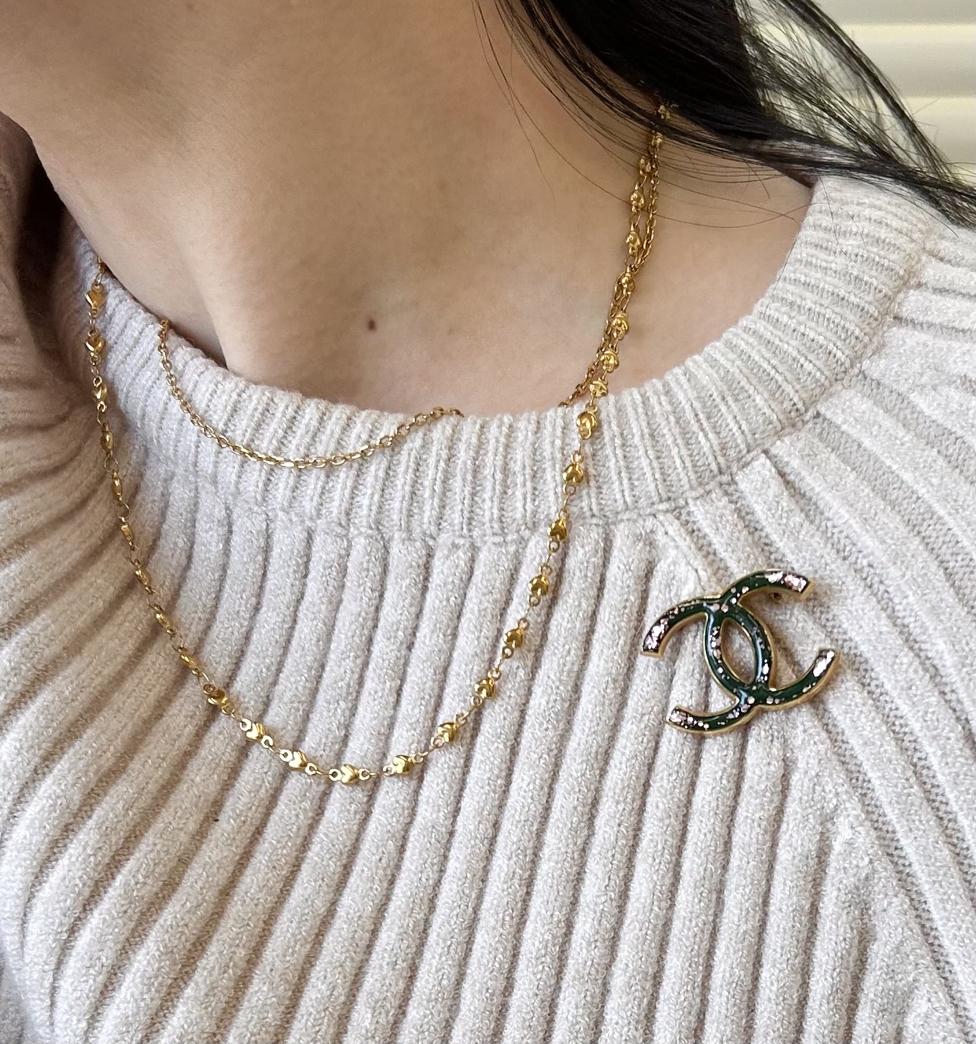 CHANEL hanger CC brooch no.20