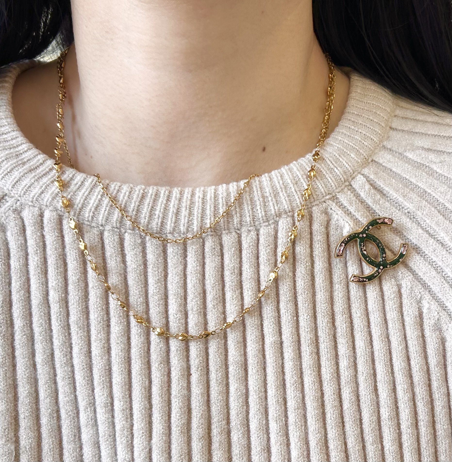 CHANEL hanger CC brooch no.20