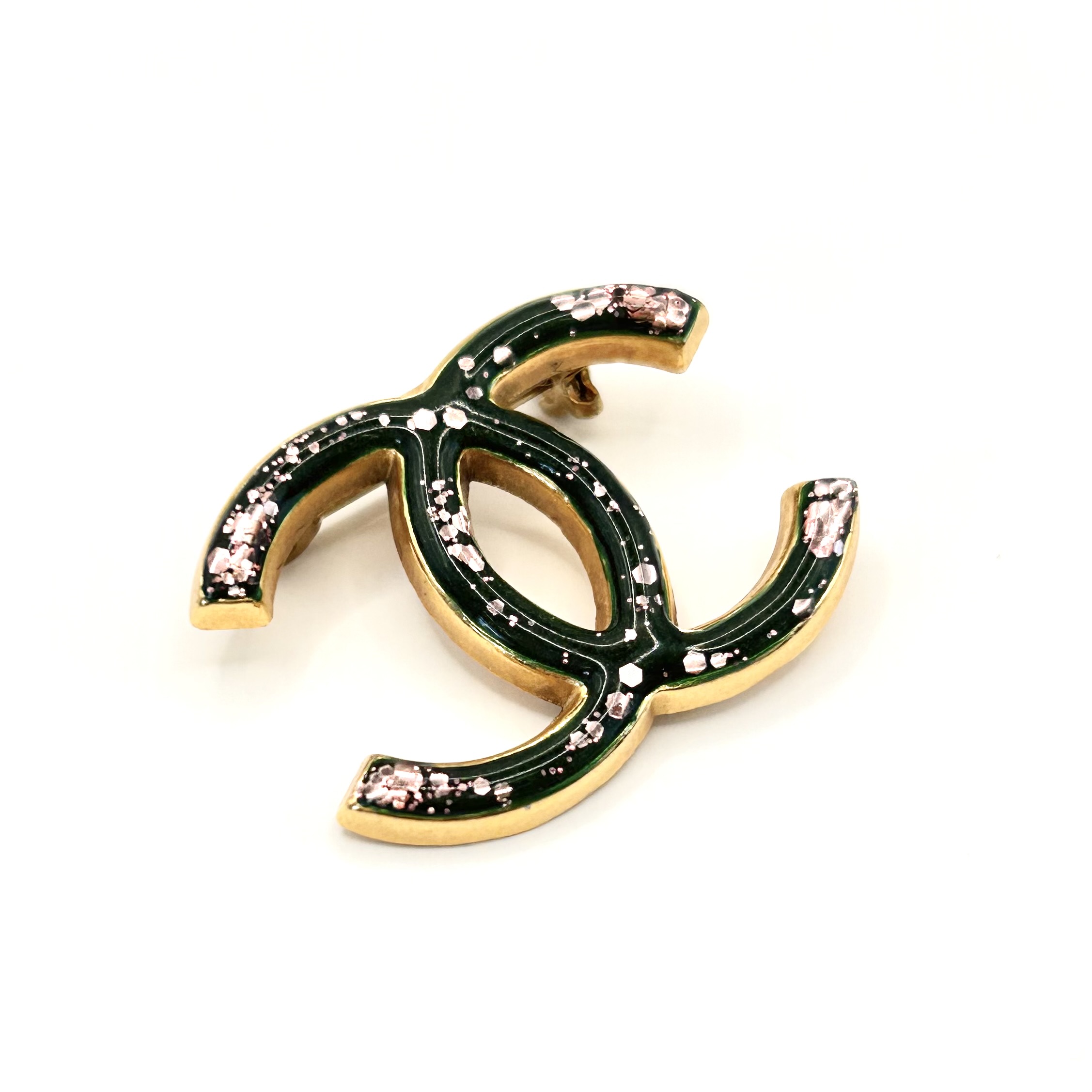 CHANEL hanger CC brooch no.20