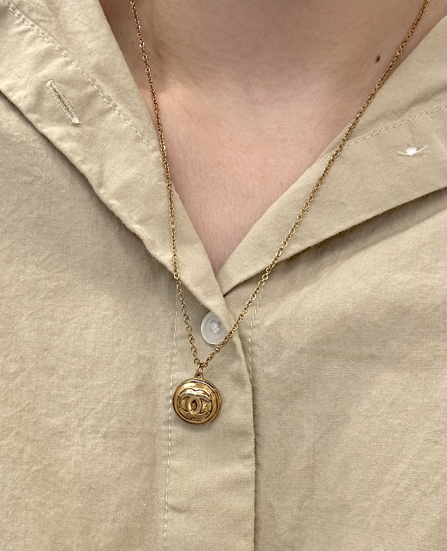 CHANEL button no.117