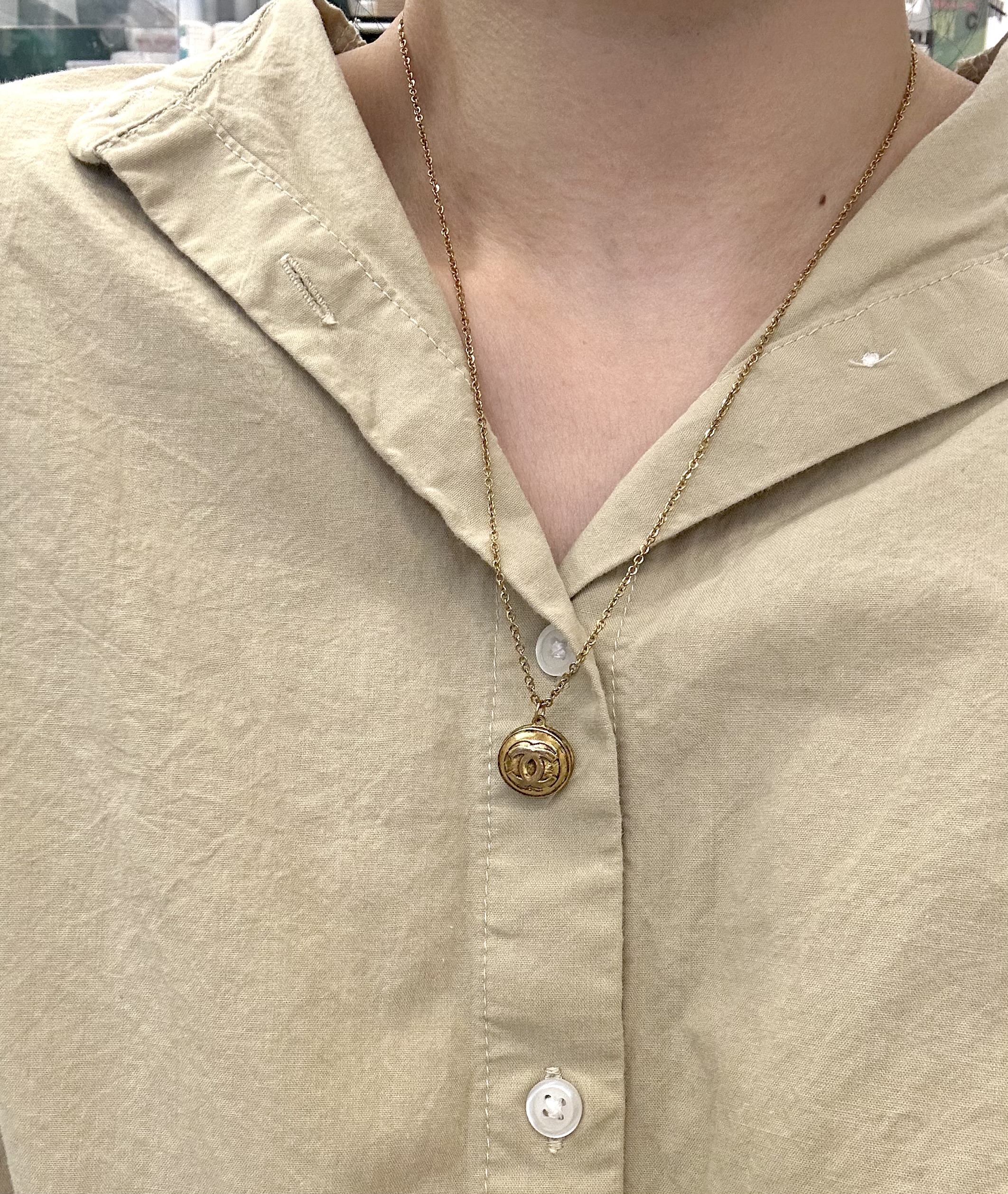 CHANEL button no.117