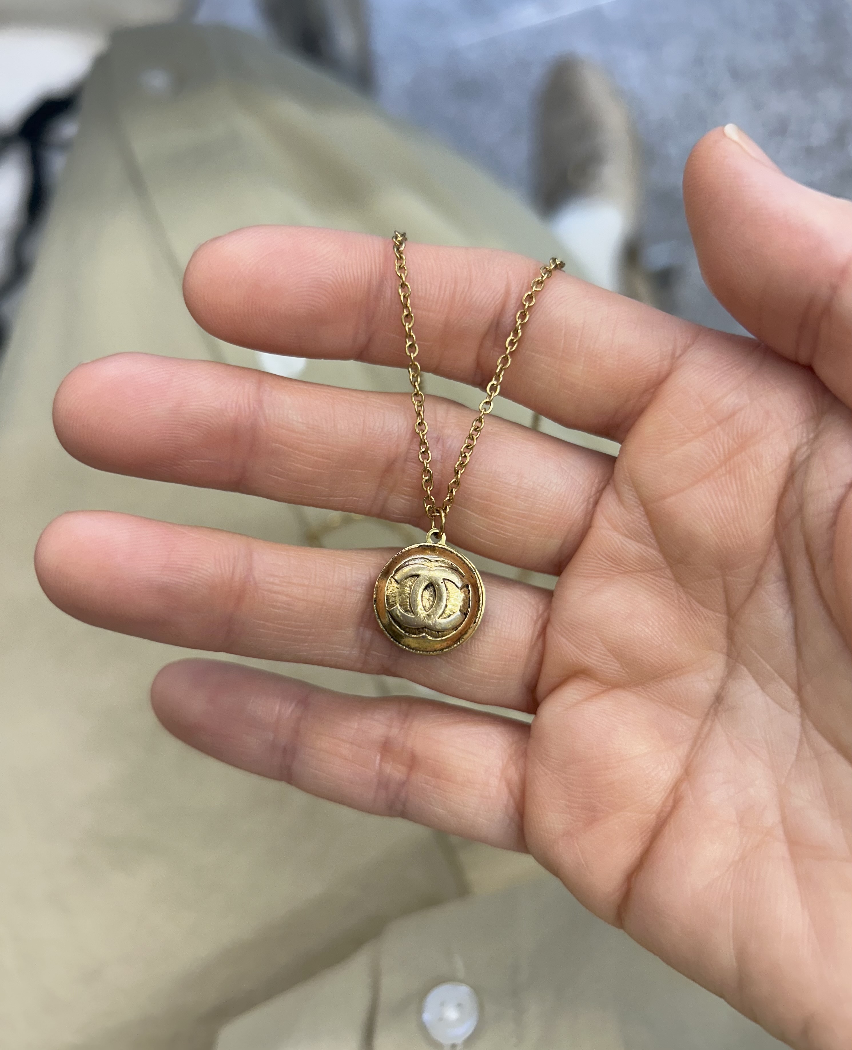 CHANEL button no.117