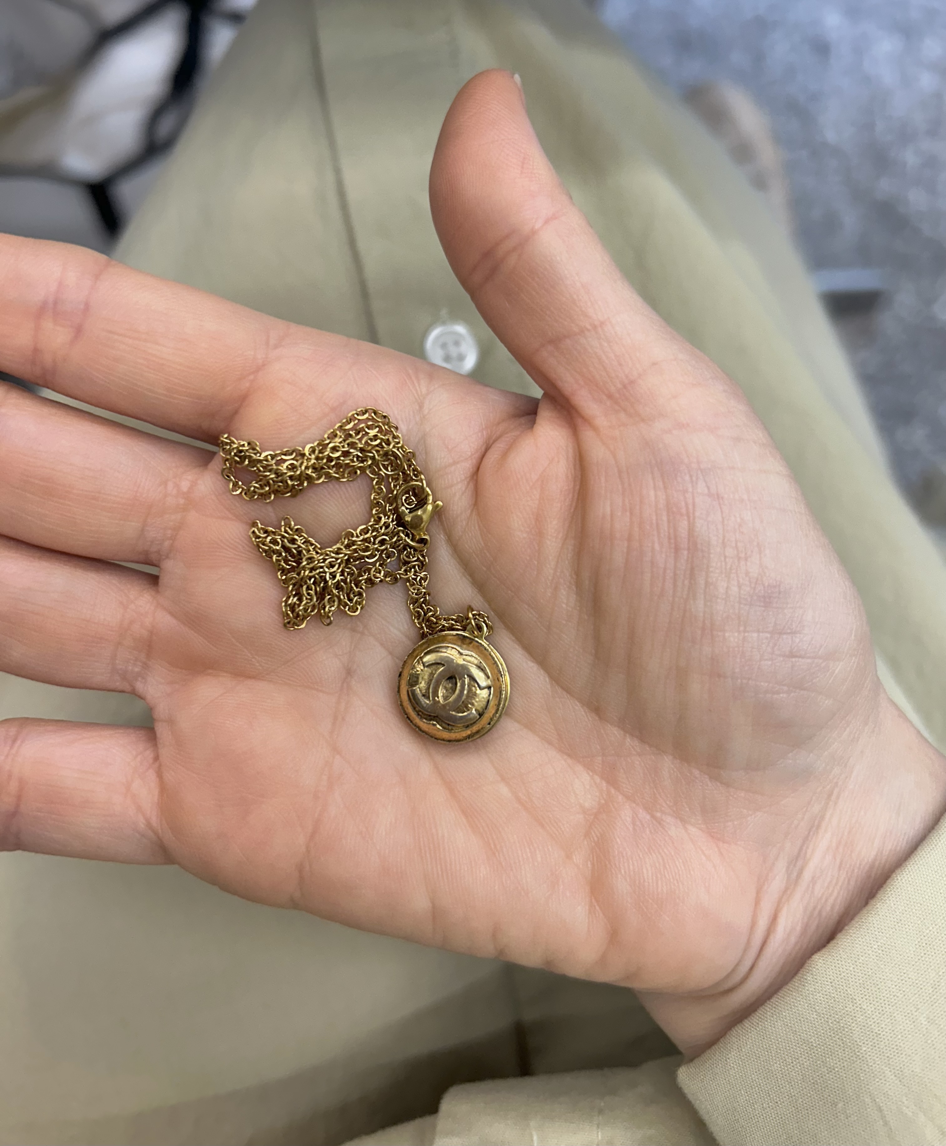 CHANEL button no.117
