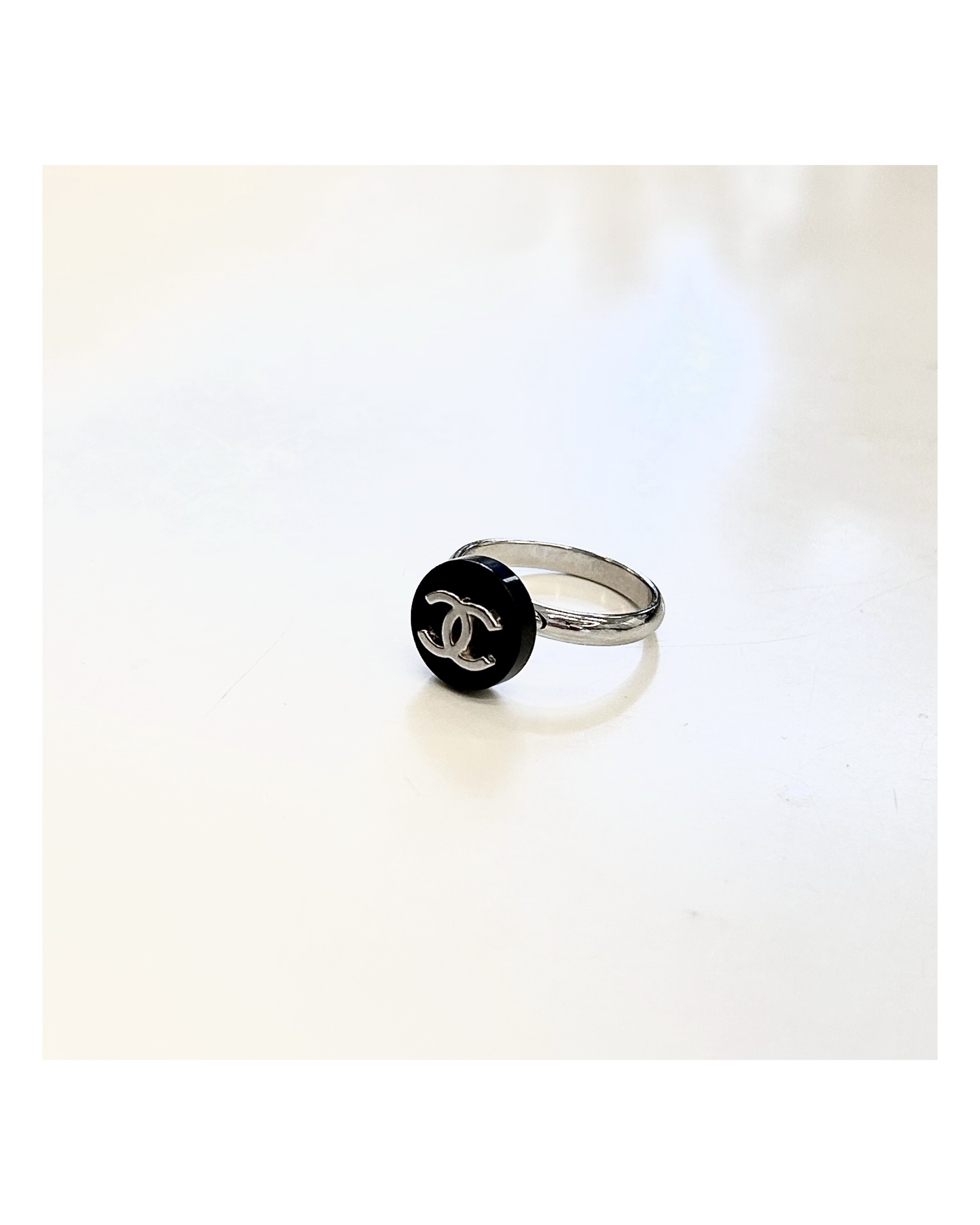 CHANEL button no.121