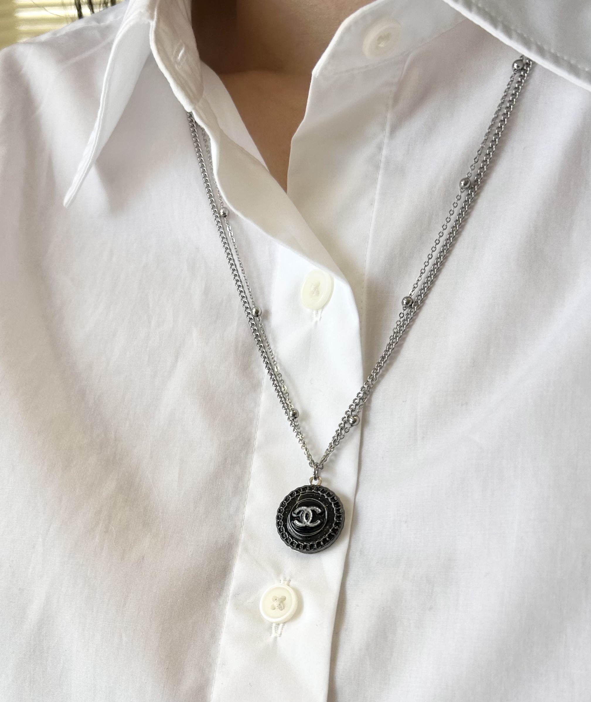 CHANEL button no.122
